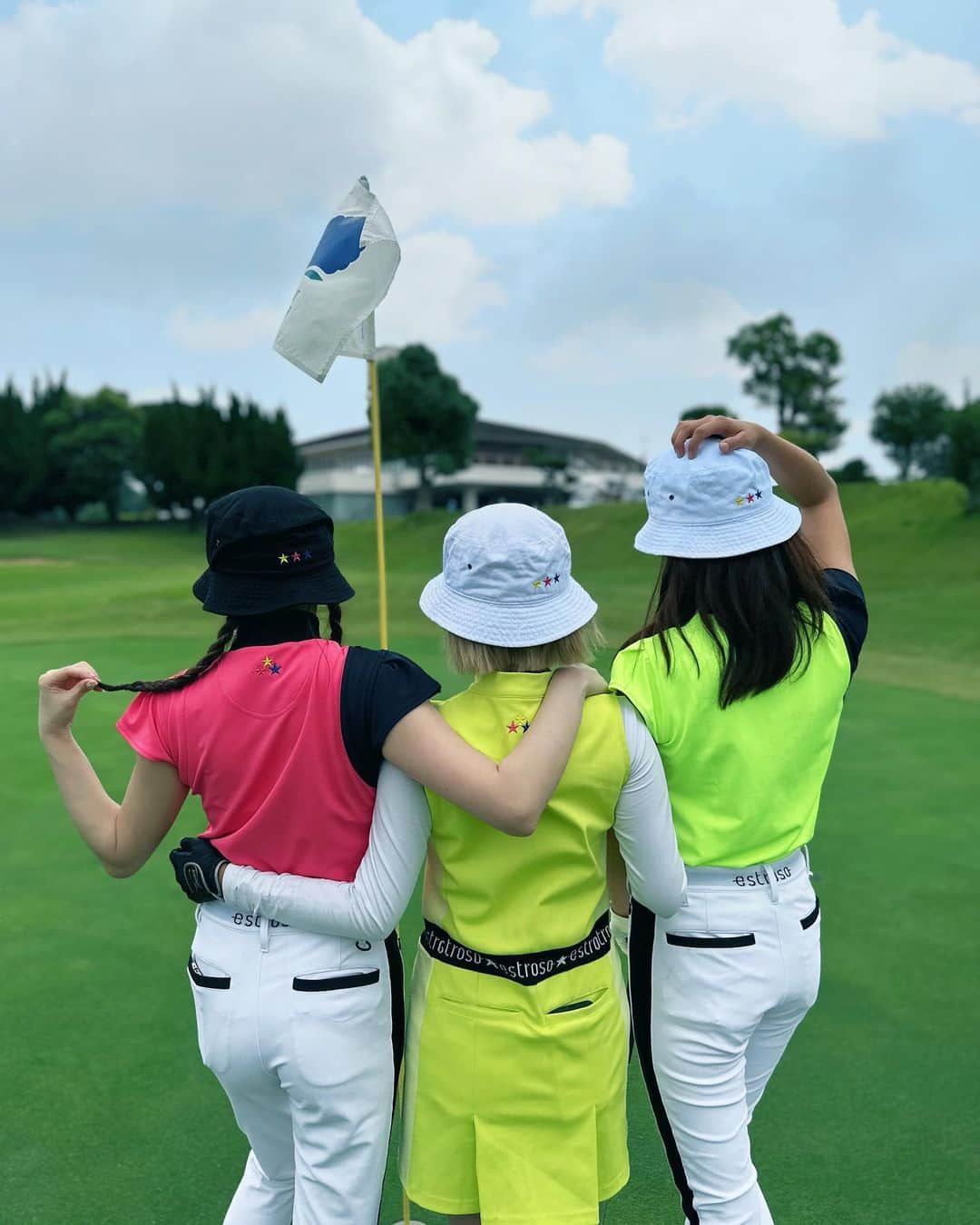 ミカさんのインスタグラム写真 - (ミカInstagram)「⛳️ 3人でESTROSOコーデ💛💗💚 @estroso_official   3人とも派手でしょ〜👱‍♀️👱‍♀️👱‍♀️  白パンツって下着とか気になるから 挑戦できなかったんだけど エストロッソのパンツは裏地もついてて安心😮‍💨  ゴムになってるからゆるくて 動きやすかったよ〜🏃‍♀️  エストロッソのアカウント 是非チェックしてみてね⛳️  #estroso#エストロッソ#ゴルフ女子#ゴルフ女子コーデ#ゴルフウェア#ゴルフコーデ#ゴルフ場#ネオンカラー#バケハコーデ#バケハ#白パンツ#ゴルフ好き#ゴルフ仲間#ゴルフ大好き#ゴルフライフ#ゴルフファッション#シネマティック#大神戸ゴルフ倶楽部#兵庫ゴルフ場」6月21日 18時44分 - mikaa1116