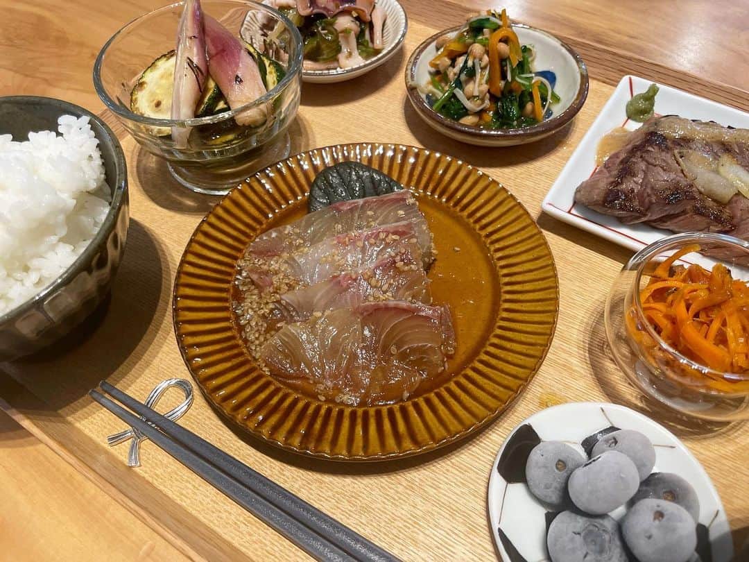大戸千絵さんのインスタグラム写真 - (大戸千絵Instagram)「糸島野菜たっぷり🥬🍅  毎日、自分で作ったにも関わらずお味噌汁飲んで美味しい〜と思う瞬間が幸せ。  今日は娘がお味噌をといてくれたのでさらに美味しかった🙏🏻🤍」6月21日 18時44分 - chie_ohto