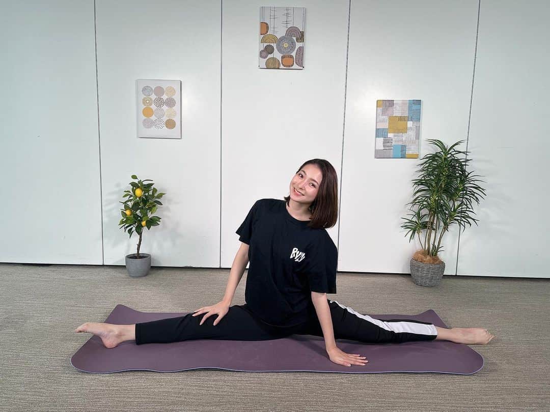 住田紗里のインスタグラム：「今朝放送の「あら、いーな」で沢山エクササイズをした時の写真📷 久々に体を動かしたのでストレッチをした時のものです。  ブログには「今だからこそやってみたい部活」について書きました。 この写真も少し関係あります笑  #ストレッチ#柔軟#あらいーな#エクササイズ#テレビ朝日#テレ朝#テレビ朝日アナウンサー#アナウンサー#住田紗里」