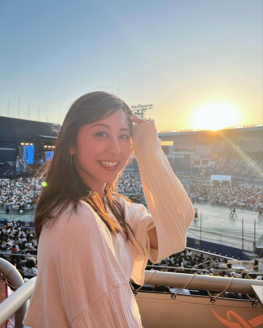 斎藤ちはるさんのインスタグラム写真 - (斎藤ちはるInstagram)「綺麗な夕日をバックに🌇✌️ . いまだに余韻に浸っています☺️ 頭の中にはずっとSlow&Easyが流れている〜〜🏝️ . . #日差し と #帽子 と #風 で #髪の毛 は #大暴れ だけど #それが #フェス っぽくて #ライブ らしくて #よい！ #と #思うことにする！ . . #斎藤ちはる#テレビ朝日アナウンサー#テレビ朝日#テレ朝#アナウンサー#thebeachtrip2023#平井大 さん#お休みの日#休日#ライブ参戦#ライブコーデ#フェスコーデ#フェス好き#夏フェス#野外ライブ#zozoマリンスタジアム#野球場#球場#夕日」6月21日 19時55分 - chiharu_saito_ex