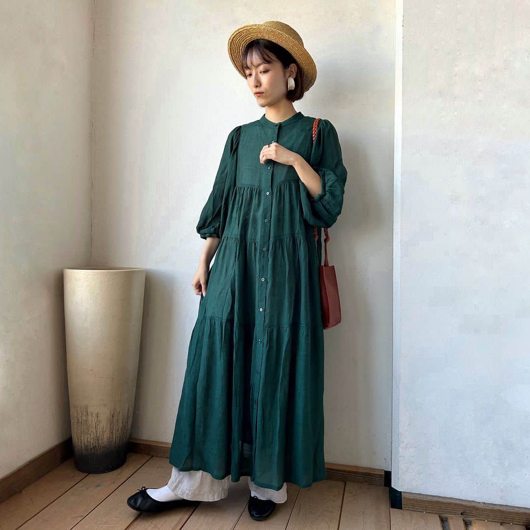 のインスタグラム：「. ＼📣 NEW ITEM ／  シアーで夏にもぴったり🍉  ほんのりとした透け感と楊柳の素材感が大人ナチュラルな雰囲気。 ワンピースとしても羽織りとしてもお使いいただけます。  さらりと薄手で、優しいガーゼのような肌触り。 丸みのある袖とティアードデザインがポイントです。  楊柳シアー ティアードシャツワンピース 🔎2300312 ¥4,290 着用staff かなやん 159cm」