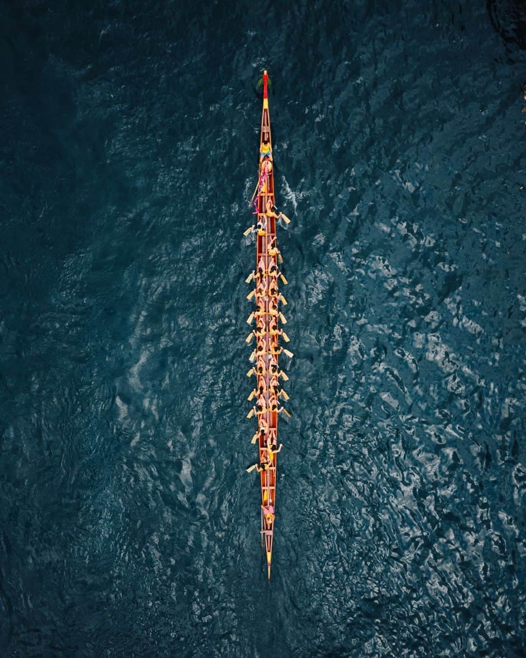 キャセイパシフィック航空のインスタグラム：「The International Dragon Boat Races have returned! After a 4-year hiatus, the ritual-turned-competitive sport will be gracing Victoria Harbour once more!  Dragon Boat Festival🐲, is a traditional Chinese holiday celebrated by locals. This is why the Boat Races hit different in Hong Kong—we are one of the few host cities to not only offer the adrenaline-filled competition🏆, but also the full package of heritage and cultural experience.  時隔四年，香港國際龍舟邀請賽載譽歸來！全球龍舟好手將再度齊集維多利亞港，以連場比賽一拼高下。  端午節是中國的傳統節日🐲，香港亦有不同慶祝活動。趁著假期，不妨於兩岸觀賞刺激的龍舟比賽🏆，盡情體驗本地文化色彩！  📸 @jsrpixel, @95.0103  #cathaypacific #MoveBeyond」