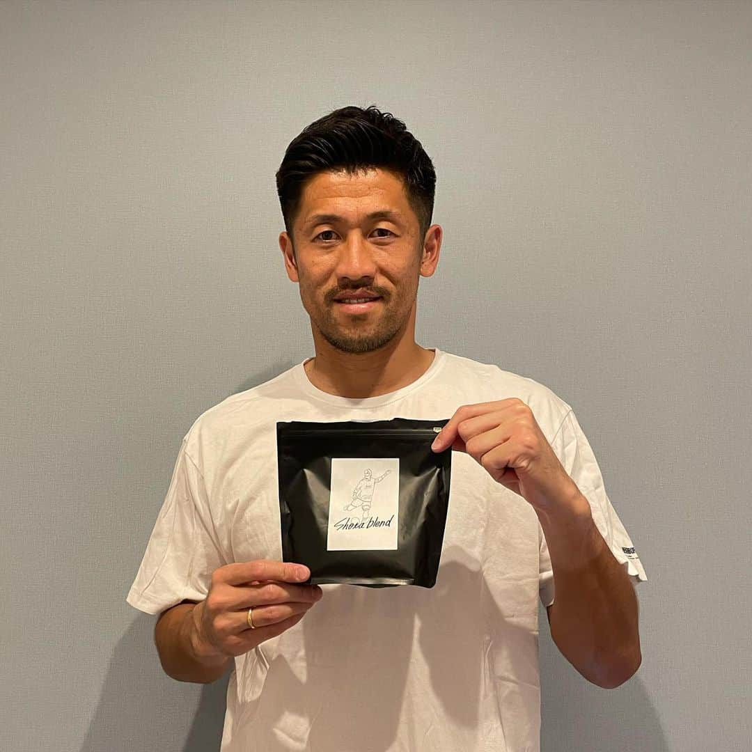 新井章太のインスタグラム：「@shootcoffee  @shuto14_official   から提案をしてもらい、今回実現しました‼️ コーヒー大好きな僕にとって一度は自分の好きなブレンドを作ってみたかったので、時間をかけて色んなタイミングで飲んでみて決めさせていただきました✨ (要求が繊細すぎてエウレカさんにはご迷惑をおかけしました。笑)  章太BLENDは、『口当たりは滑らかで味はしっかりとした深みを感じながらも鼻から微かにフルーティな香りがする』をイメージして作ったBLENDになってます☕️  販売は６月２２日の10時開始となります‼️ @shuto14_official か @shootcoffee のアカウントのBASEから購入。  それか今回もご協力頂いてる @eurekacoffeeroastersofficial さんの店頭販売でも買えます！  BASEから買って頂いた方の中から何名かにプレゼントも用意してます！ 是非章太BLEND飲んでコーヒー雑談しましょー☕️  #shootblend #shotablend  #新井章太  #小島秀仁 #初コラボ  秀仁いわく #大雑把かと思いきや #繊細な要求多めでした #正真正銘 #コーヒー好き  だそうです🤣」