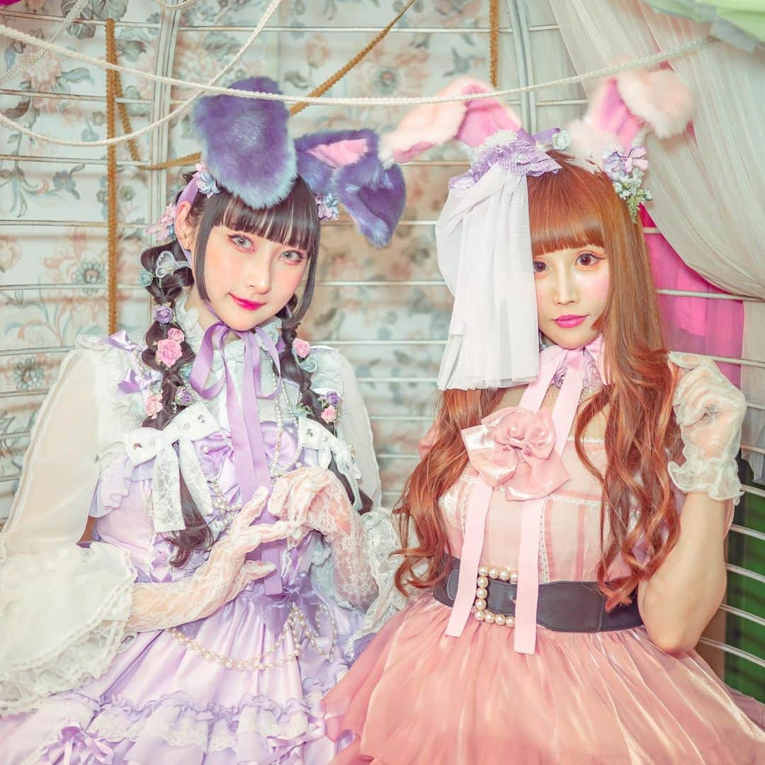 RinRinさんのインスタグラム写真 - (RinRinInstagram)「🌟 Announcement!🌟 @bonjoursuzuki and I have officially started a 🦋Fantasy Lolita Pop Music unit🦋 with Bonjour Suzuki’s mysterious sound production and RinRin’s cute lolita fashion world, the two friends come together to form a fantasy lolita pop unit to bring you on a trip into a fairytale world and forget about your everyday life.    Welcome to the dream world, filled with sweet addiction and fluffy lolita dresses. ✨   Our new song, “Carnival Dolls” will drop on June 30 0:00 JST🌟 Check link in bio for pre-save! 🦋@bonsurinrin  ボンジュール鈴木と一緒に新しい『ファンタジーロリィタポップミ #bonjoursuzuki ュージックユニット』を始まりました🦋！ボンジュール鈴木の創り出すかわいいふわふわファンタジーなサウンドとRinRin Dollが創りあげる唯一無二なキュートでロリータな世界観🦋   日本語、英語、フランス語での2人の歌声が合わさったファンタジー・ロリータ・ポップユニットで不思議な世界へトリップして日常を忘れてみませんか？  甘くてふわふわなファンタジーの世界へようこそ。  新曲「Carnival Dolls」は6月30日 0:00公開になります🌟事前予約方法、プロフィールのリンクに貼っております！是非聞いてください🦋@bonsurinrin  #rinrinootd Dress & blouse: @angelicpretty #angelicpretty Hair flowers: @ineden106  Rabbit ears & styling: @sakunotoridori.2  HMUA: @yumikasawanishi, RISA SAKURA (KURARA SYSTEM)  #rinrindoll #japan #tokyo #harajuku #japanesefashion #tokyofashion #harajukufashion #東京 #コーデ #今日のコーデ #原宿 #ootd  #lolitamusic #egl #eglcommunity #lolitacoordinate #dailylolita #lolitacommunity #teaparty #lolitateaparty #ロリィタ #ロリータ #ロリィタ音楽 #新曲」6月21日 18時52分 - rinrindoll