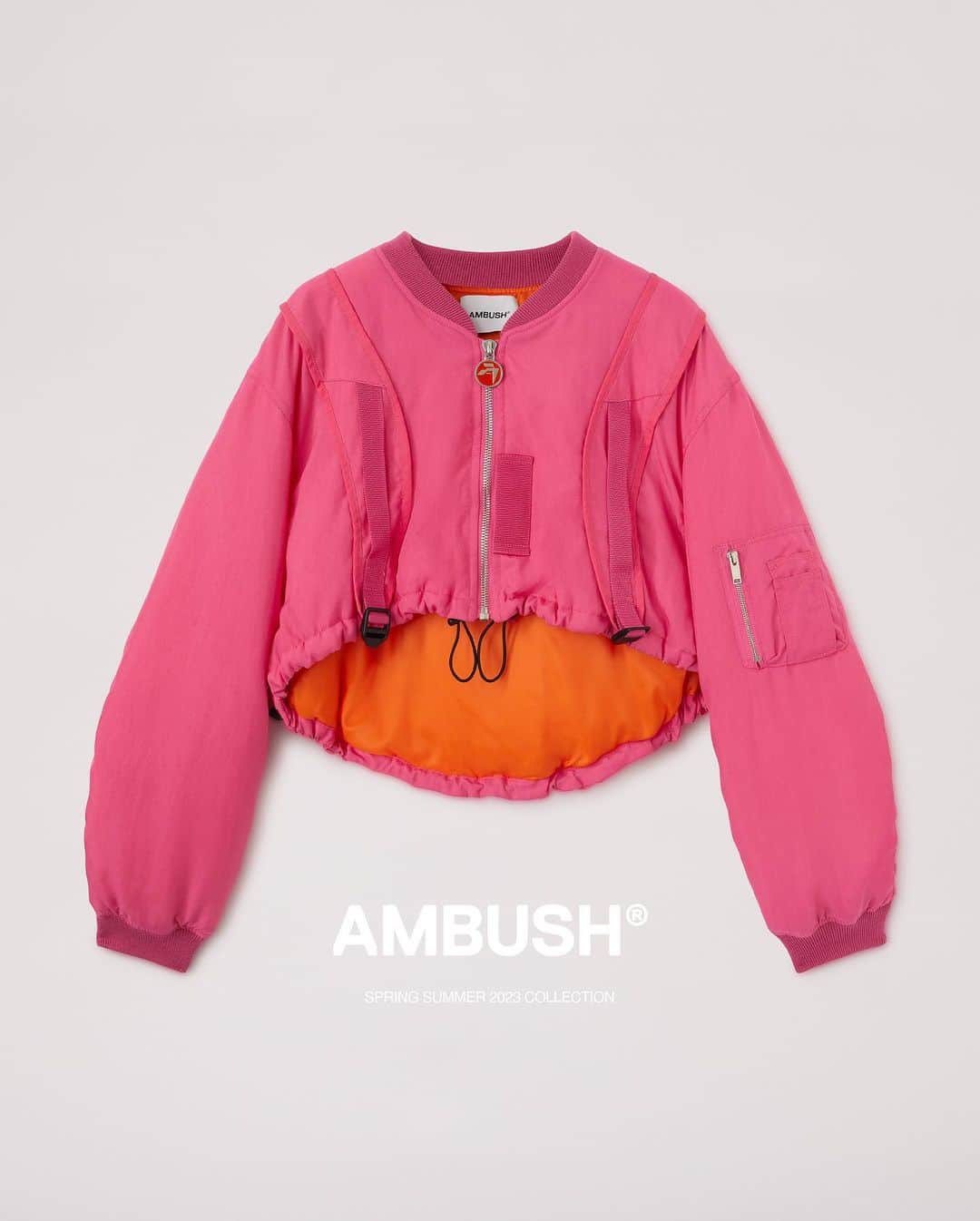 AMBUSHさんのインスタグラム写真 - (AMBUSHInstagram)「#AMBUSH SS23 collection merges playfulness with utility. A bomber jacket with built-in backpack to take you anywhere. 🎒」6月21日 18時52分 - ambush_official