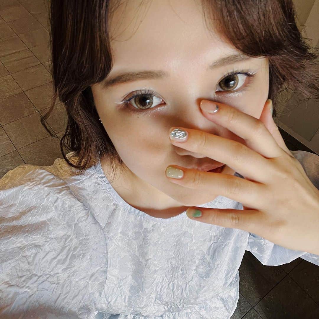 金光みり愛のインスタグラム：「かぜとくんとちょっと前に虎ノ門でディナーした日🍽 ちょっとメイクで遊んだ🫶🏻  ライトブルーのアイシャドウ、細かいキラキラのアイシャドウ、ピンクリップは全部 @maryquant_official 🫧 ホワイトのアイラインは @hince_official_jp 🤍 ブルーのマスカラは @didion_beauty ☁️🪡」