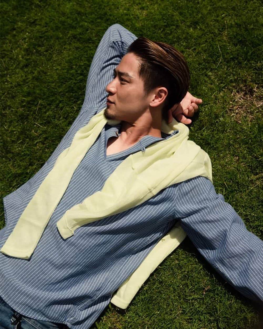 BITTER STORE OFFICIAL Instagramのインスタグラム：「. 薄着になりがちな夏のスタイリングでプラスしたいのはアクセサリーだけじゃなく実用的な薄手のカーディガン🙏  日中は腰に巻いたり、肩に掛けてアクセントに😊  肌寒くなった夜には着用出来ていいこと尽くめのアイテムです💁‍♂️  今年の夏はそんなスタイリングのポイントになるようなアイテムもオススメです👏  購入は写真をタップ！ 品番:73820  #bitter #bitterstore #mensfashion #mensstyle #メンズスタイル #メンズファッション #夏コーデ #夏スタイル #カーディガンコーデ #シャツコーデ #カプリシャツ #ストライプシャツ #サマースタイル #差し色コーデ #海コーデ #海スタイル #大人コーデ」