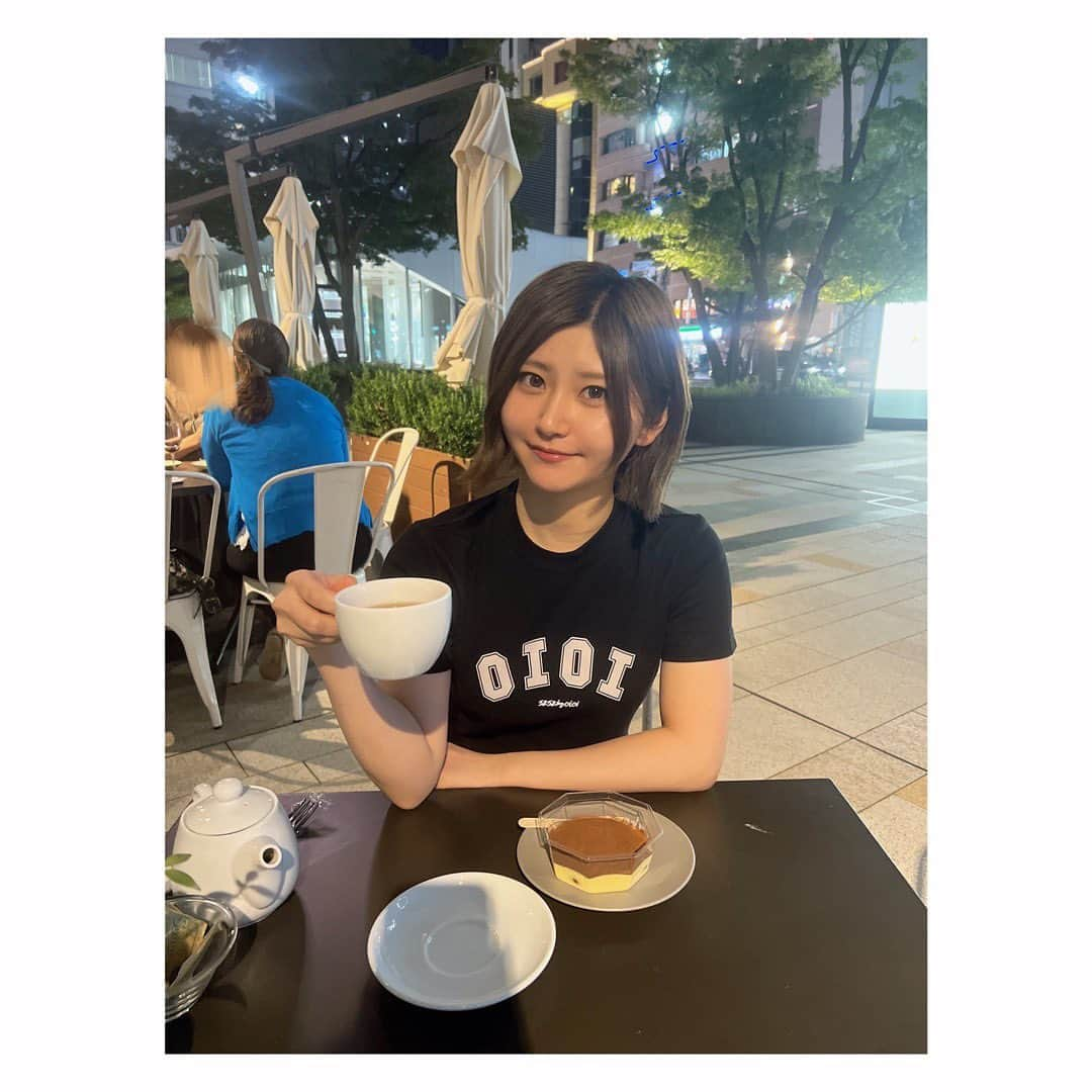 大竹ひとみさんのインスタグラム写真 - (大竹ひとみInstagram)「☕️🍃 . .  夜になるとテラス席が心地良い季節。  ティラミス美味しかった😋  . . .  #夜カフェ  #カフェ巡り  #ティラミス  #teatime  #☕️」6月21日 19時30分 - iamhitomi_48