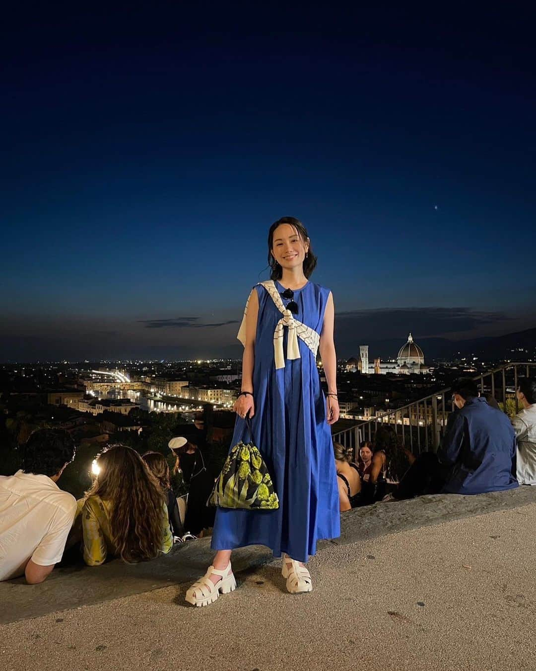 寺田有希のインスタグラム：「🇮🇹イタリアロケ記🇮🇹 イタリアは、原色が似合うと思う！！！  行く前から そんなイメージを持っていたのですが、 その予想は大当たり🙆‍♂️✨  この青のワンピース、 買っていってよかったです🙌  このワンピースは、ロケ最終日に。 PITTIにももちろん行って、 会食もさせてもらったのち、 ラストナイトはフィレンツェの街が一望できる丘に 行かせていただきました！！！🌃  これがもう、大感動😢✨ 本当にキレイでした。  街を歩いていると、歴史を肌で感じる。 上から見下ろすと、歴史が目に美しい。  昼も夜も、 近くからでも遠くからでも。  フィレンツェは美しかったです👏  #イタリア #イタリアファッション #mensfashion #brchannel #pittiuomo #フィレンツェ #フィレンツェ観光 #寺田有希 #teradayuki」