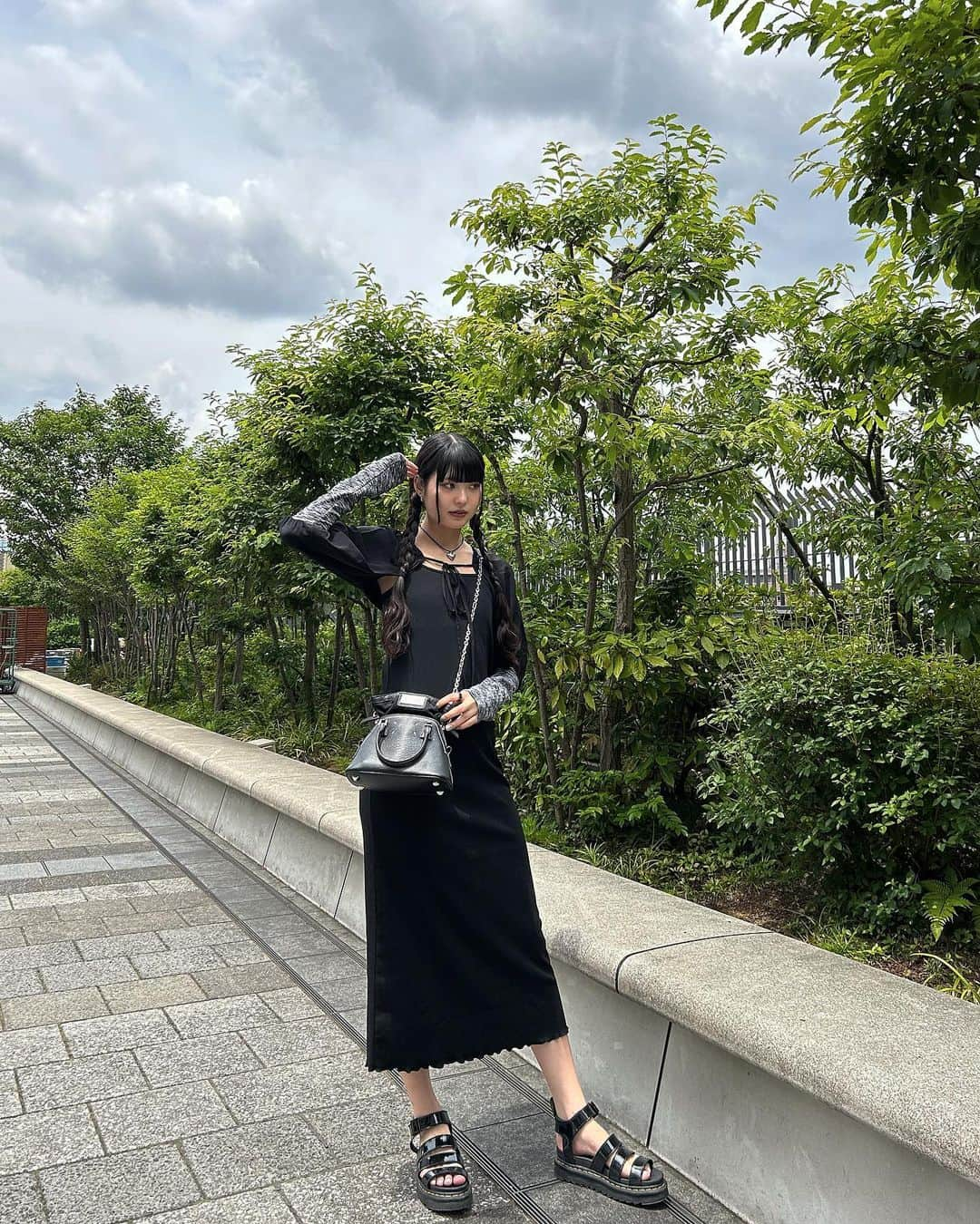 きりざきまいのインスタグラム：「. 今日の服✨🖤 Tops @apres_mignon  Dress @apres_mignon  Shoes @drmartens_japan  Bag @maisonmargiela  #apres_mignon #アプレジュールミニョン #apres_pr」