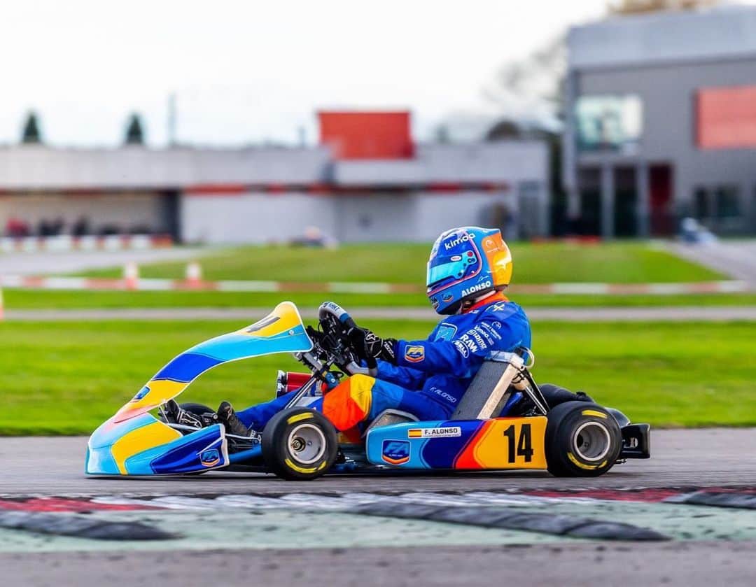 フェルナンド・アロンソのインスタグラム：「Back to action 😇 @circuitomuseofa @fa_alonsokart」
