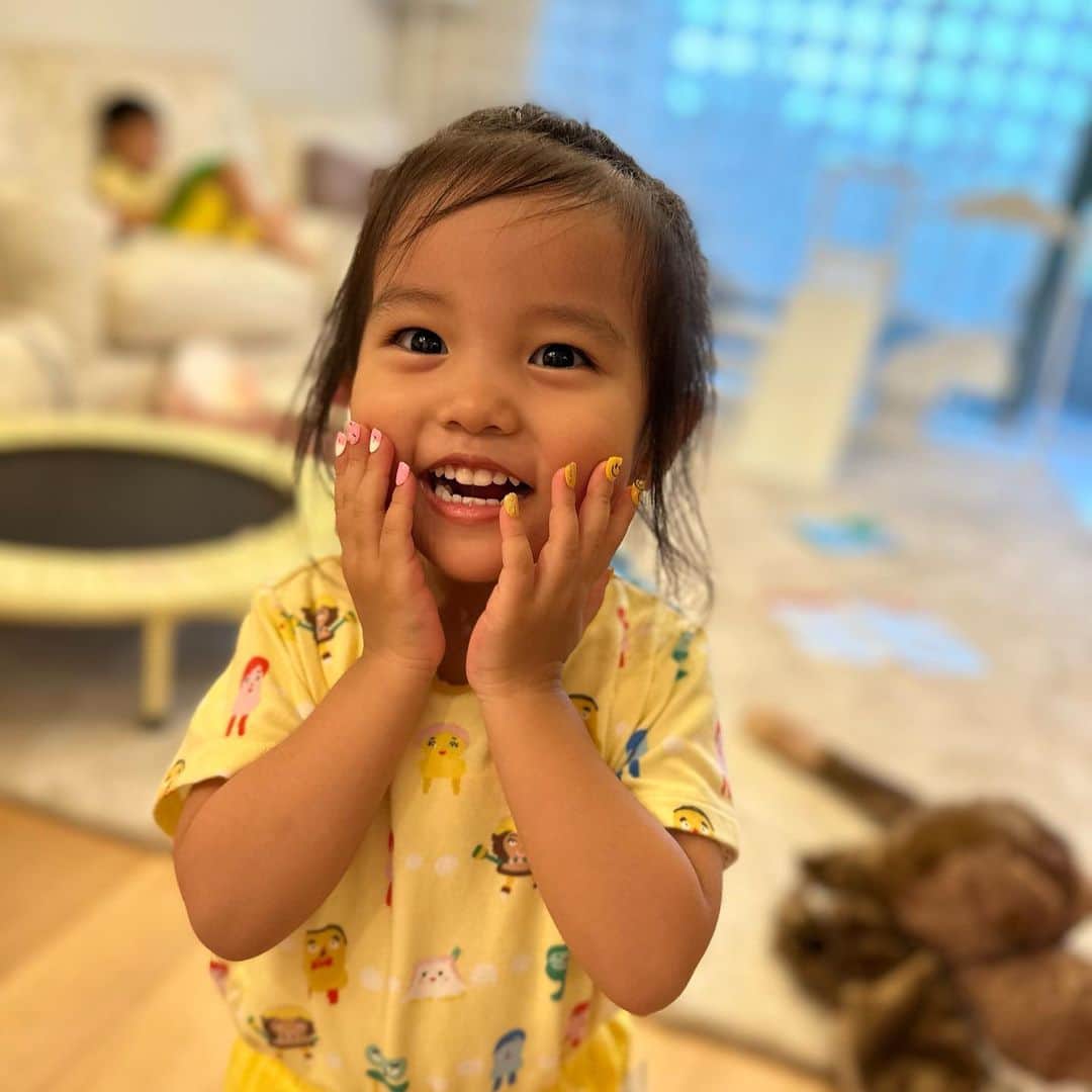 福王寺彩野のインスタグラム：「ちびの生まれて初めてのネイル💅💖  NYに住んでる親友が、娘にお土産でベビー用のネイルチップを買ってきてくれた😍💓  夏休みまで隠しておくつもりが…帰宅してすぐ見つけられてしまい、爪やる‼️🤩と聞かないので少しだけねと装着。 目をキラキラさせて喜んで、両手違うデザインで全部つけたいと。笑  未だかつてない喜びよう。 女の子って本当に面白い😂✨✨  いつかネイルサロンに一緒に行こうね🥰  チップが外れないようにiPadもタッチペンで遊んでますが🤣（6枚目📷）簡単に取れるシールタイプのチップなので、外れた時の激ギレと悲しみが今から怖いです…😰💧  #mydaughter #firstnails #babynails #impressmini #初めてのネイル #ネイル #ネイルチップ #ベビーネイル #キッズネイル #チビノ #娘 #2歳7ヶ月 #2歳 #女の子ベビー #女の子ネイル」