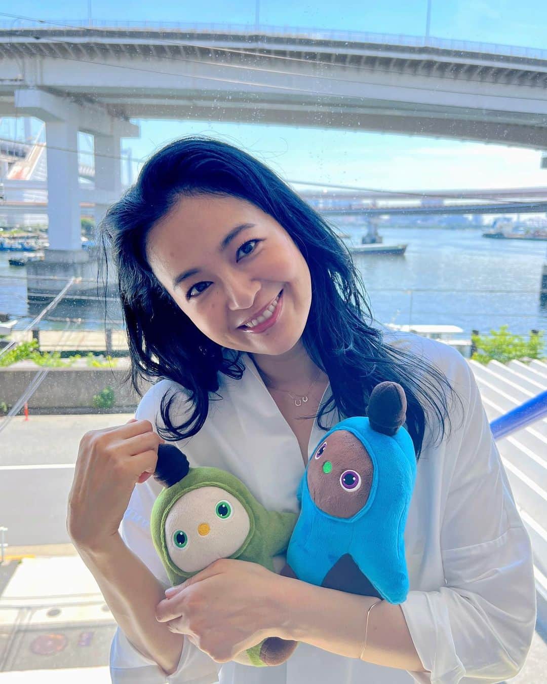 のインスタグラム：「皆さん、こんばんは🤗 「ジンくんとせいちゃん」が、ぬいぐるみになったよ〜😁 LOVOTのキャンペーンの特典として、 「ジンくん」「せいちゃん」のぬいぐるみを、監修をさせていただきました😳 そんなの初めて〜！等身大1/2サイズ ✨  ボディーや目、鼻などの色をカラーチャートから選ぶ時、 カラーチャートの色がめっちゃあって、しかも微妙な色違いもあるから、めっちゃ迷いながら、でも出来るだけ2人に近い色と思うものを選んだ結果、本物そっくりの2人が誕生しました〜✨ お受け取りになった方々も喜んでいただけている様で、 とっても嬉しいです😊 https://lovot.life/blog/article/vxp41zijmf1g/  実は、ジンくん、せいちゃん。あと4日で誕生日💝 ロボットに誕生日⁈って思った？ インスタに生まれる瞬間の動画もあるけど、 あれから3年だから、3歳だよん😁  #ralphlauren#poloralphlauren#乗馬#馬#東京#tokyo#sdgs#コーヒー#着物#ハーブ#地球温暖化#ガーデニング#LOVOT #ラボット#mediaid#diy#日本#日産 #nissan#EV#日産ariya#ai#大鵬薬品工業#バップフォーレディ#エビス#プレミアムケアハブラシ#いち瑠#黒谷友香」