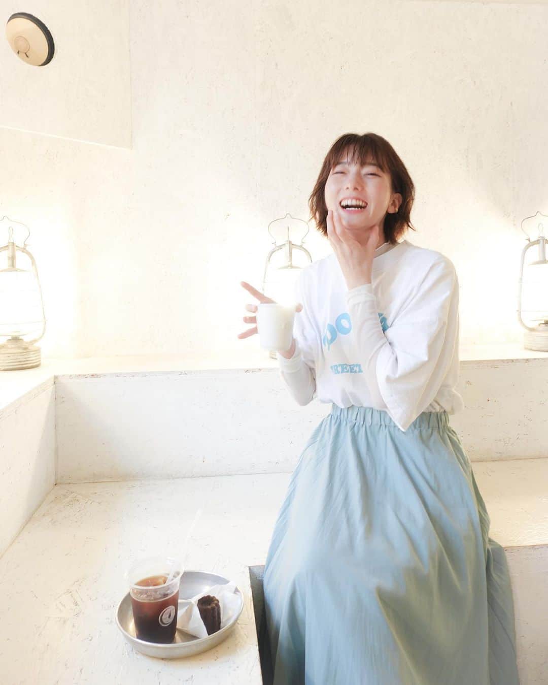 のインスタグラム：「Walden Woods Kyoto（ @waldenwoodskyoto ）　  本格的なコーヒーとちょっとしたフードがあるお店。  まっっっしろな空間の中にどーーーんと置いてある黒い焙煎機がすごい存在感を出していて流石にニヤニヤしました！🥺🥺  2階に上がるとこれまたサウナのような空間。  真ん中に真っ白の木があって、 それを中心としてまわりに席が数段あるような形のいす。  本格的なコーヒー×写真映えする流行りの空間が素敵でした〜☺️  ---------  Walden Woods Kyoto（ @waldenwoodskyoto ）　  menu☕︎ ☑︎カヌレ ☑︎ホットコーヒー ☑︎アメリカーノ  ーーーーーー #ひめ旅日記 #ひめカフェ巡り  #京都 #京都カフェ #カフェ巡り #カフェ好き #カフェ散歩 #カフェ女子 #カフェ活  #コーヒータイム #コーヒースタンド #コーヒー好き #コーヒー豆」