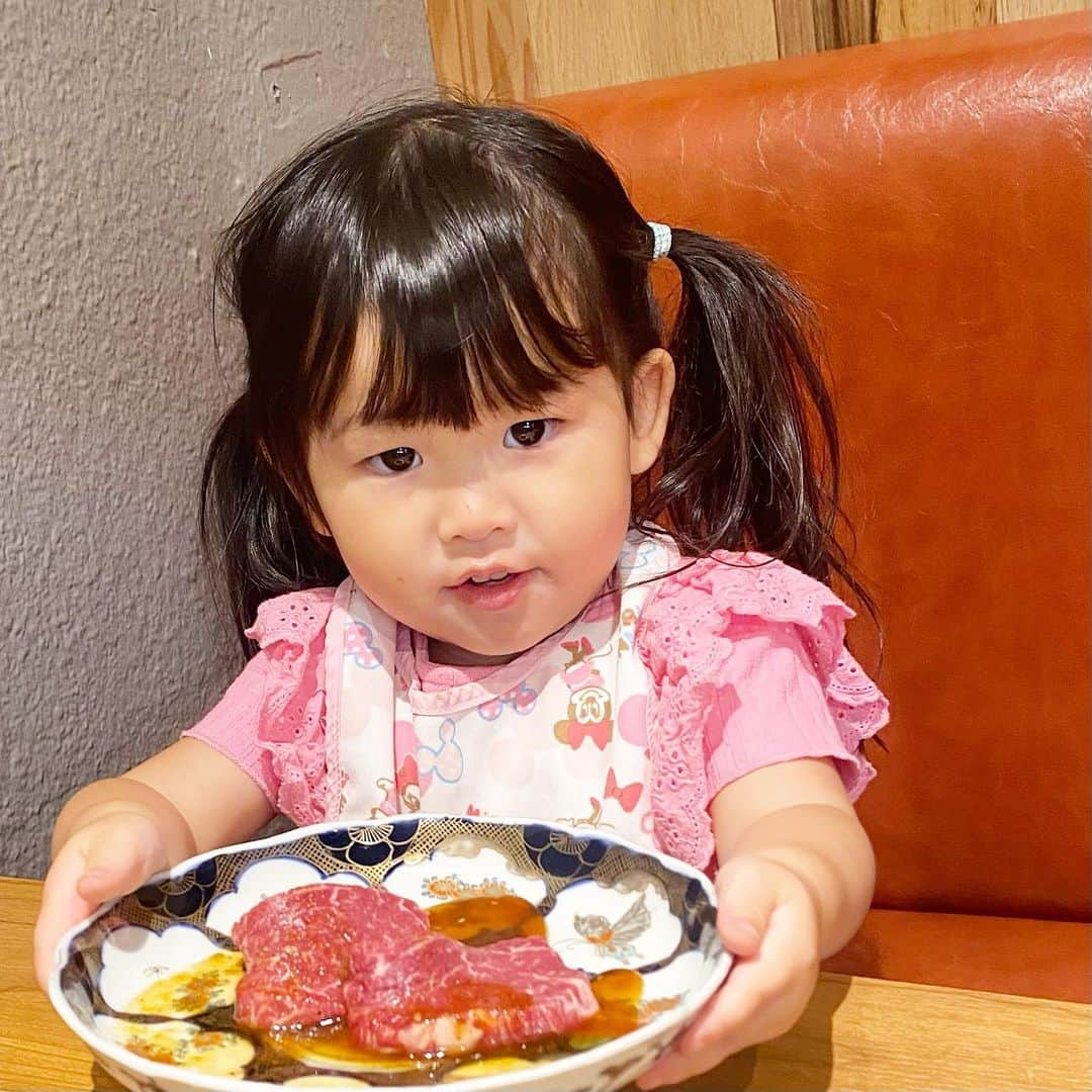 LINAのインスタグラム：「焼肉大好きな我が子を連れて新宿に新しくできた @829.tsujimura  へ🐄 子供連れて焼肉って、広くて綺麗で駅近でってなると中々いけなくて残念に思ってたんだけどここは全部ある❤️  ファミレスの焼肉屋でお肉が硬いと食べの好みする我が子も2歳のくせに美味しい肉は、大人と同じだけ食べてようとするから人数に入れて焼くはめに…  #子連れ焼肉   ＃焼肉つじむら ＃肉 ＃ビール ＃冷麺 ＃新宿西口 ＃新宿焼肉 ＃小滝橋通り ＃焼肉屋 ＃ホルモン ＃お肉 ＃焼き肉 ＃牛タン ＃美味しい ＃美味しかった ＃グルメ　WoomyPR」