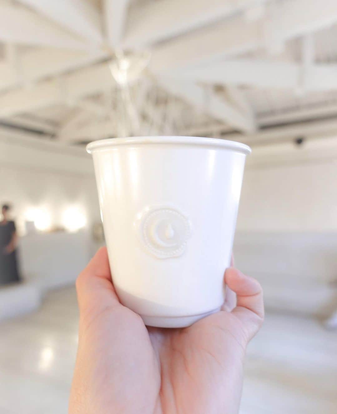 のインスタグラム：「Walden Woods Kyoto（ @waldenwoodskyoto ）　  本格的なコーヒーとちょっとしたフードがあるお店。  まっっっしろな空間の中にどーーーんと置いてある黒い焙煎機がすごい存在感を出していて流石にニヤニヤしました！🥺🥺  2階に上がるとこれまたサウナのような空間。  真ん中に真っ白の木があって、 それを中心としてまわりに席が数段あるような形のいす。  本格的なコーヒー×写真映えする流行りの空間が素敵でした〜☺️  ---------  Walden Woods Kyoto（ @waldenwoodskyoto ）　  menu☕︎ ☑︎カヌレ ☑︎ホットコーヒー ☑︎アメリカーノ  ーーーーーー #ひめ旅日記 #ひめカフェ巡り  #京都 #京都カフェ #カフェ巡り #カフェ好き #カフェ散歩 #カフェ女子 #カフェ活  #コーヒータイム #コーヒースタンド #コーヒー好き #コーヒー豆」