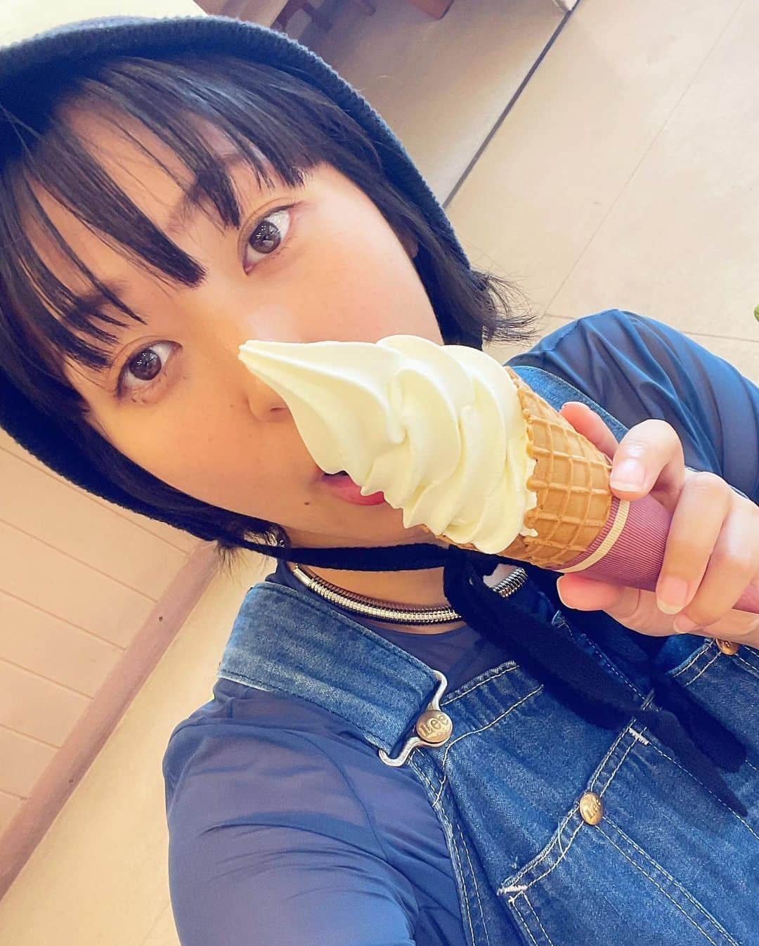 のインスタグラム：「🌞夏至🌞  夏が終わるそうです。。。w  日本は、切り替えるための日がたくさん用意されてて、とても親切だなぁと思う。 スイッチ切り替えるのに暦を利用していこ🫰  一年で1番陽が長い。 太陽の力が強い。 今日から陽が短くなるから冬に向かう。 夏本番のスタートの日。  それぞれどう解釈するかは自由だね🗽 私はとりあえず、、"よしっ！！"って気持ちになってます🥴(雑w)  🌞夏至🌞 #夏至 #ソフトクリーム #暦」
