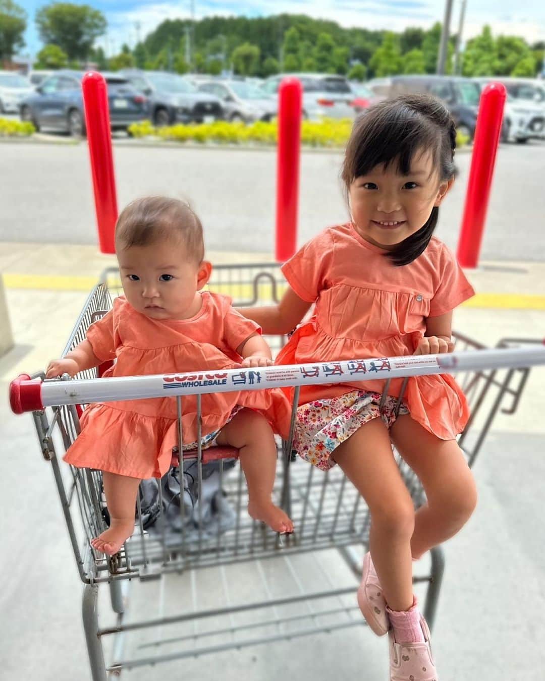 のインスタグラム：「ひーちゃん初めてのショッピングカートにドキドキ💓 買い物中にのんちゃんが「大丈夫だよー」ってひーちゃんの背中をなでなでしてくれていました😊  #村方乃々佳 #ののちゃん #ののかちゃん #ののちゃんねる #nonokamurakata #노노카 #NONOCHAN #ひーちゃん」