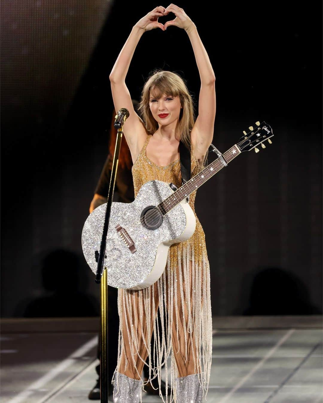 British Vogueさんのインスタグラム写真 - (British VogueInstagram)「#Swifties, the wait is over. #TaylorSwift has finally announced UK and Europe dates for her sell-out #Eras tour – and the internet subsequently imploded. To celebrate, revisit her interview from the January 2020 issue of #BritishVogue, where she discusses side-stepping into acting, owning what you make, and working with #JudiDench in #Cats.」6月21日 19時05分 - britishvogue