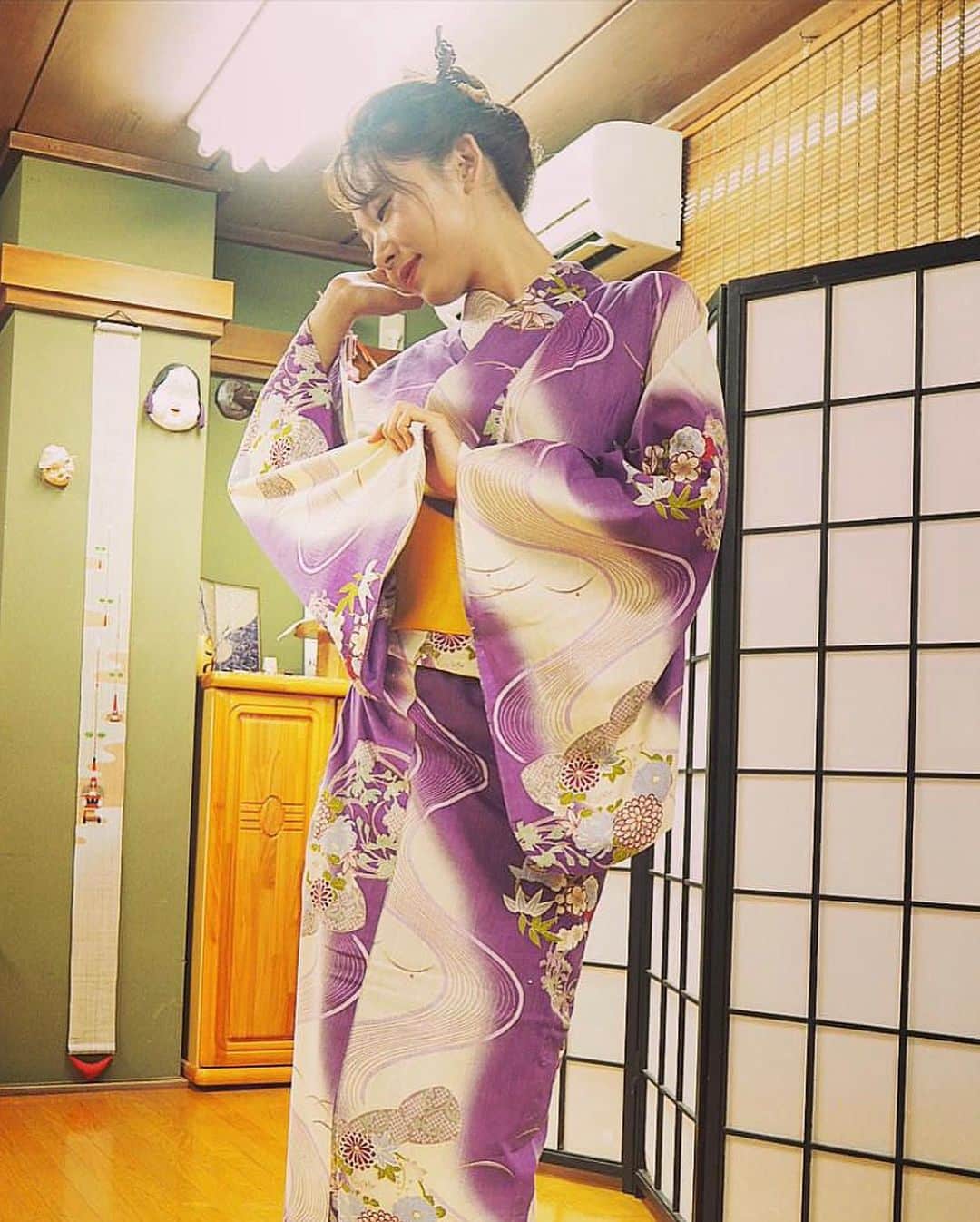 西川瑞希（みずきてぃ）さんのインスタグラム写真 - (西川瑞希（みずきてぃ）Instagram)「大好きな祖母と浴衣を着て久しぶりの日本舞踊・着付けのお稽古着👘4枚目はお稽古中の。5.6枚目は舞台に出た時のですがファンの方が見にきてくださったいい思い出。  7枚目茶道。8枚目花道。今は頻繁には難しいけど最近また少しづつやりたい気持ち//まだまだ初心者レベルですが、美しい所作や礼儀作法など、学びも沢山です。  いつもにっこりで、やさしくて、凛としていて、やわらかくて、たまにお茶目で、"みずちゃんのためならなんでもするわよ！"と小さな頃から沢山の愛で包み込んでくれる祖母は私の大切で大好きな人。そして人柄が素敵でずっとずっと憧れ。尊敬していている人です。  またすぐに会いに行くね❤︎  隣でウトウト寝ちゃった息子の姿も見ながらほっこり。幸せっ  #浴衣 #日本舞踊 #着付け #和 #着物 #kimono」6月21日 19時06分 - mizuki_nishikawa_