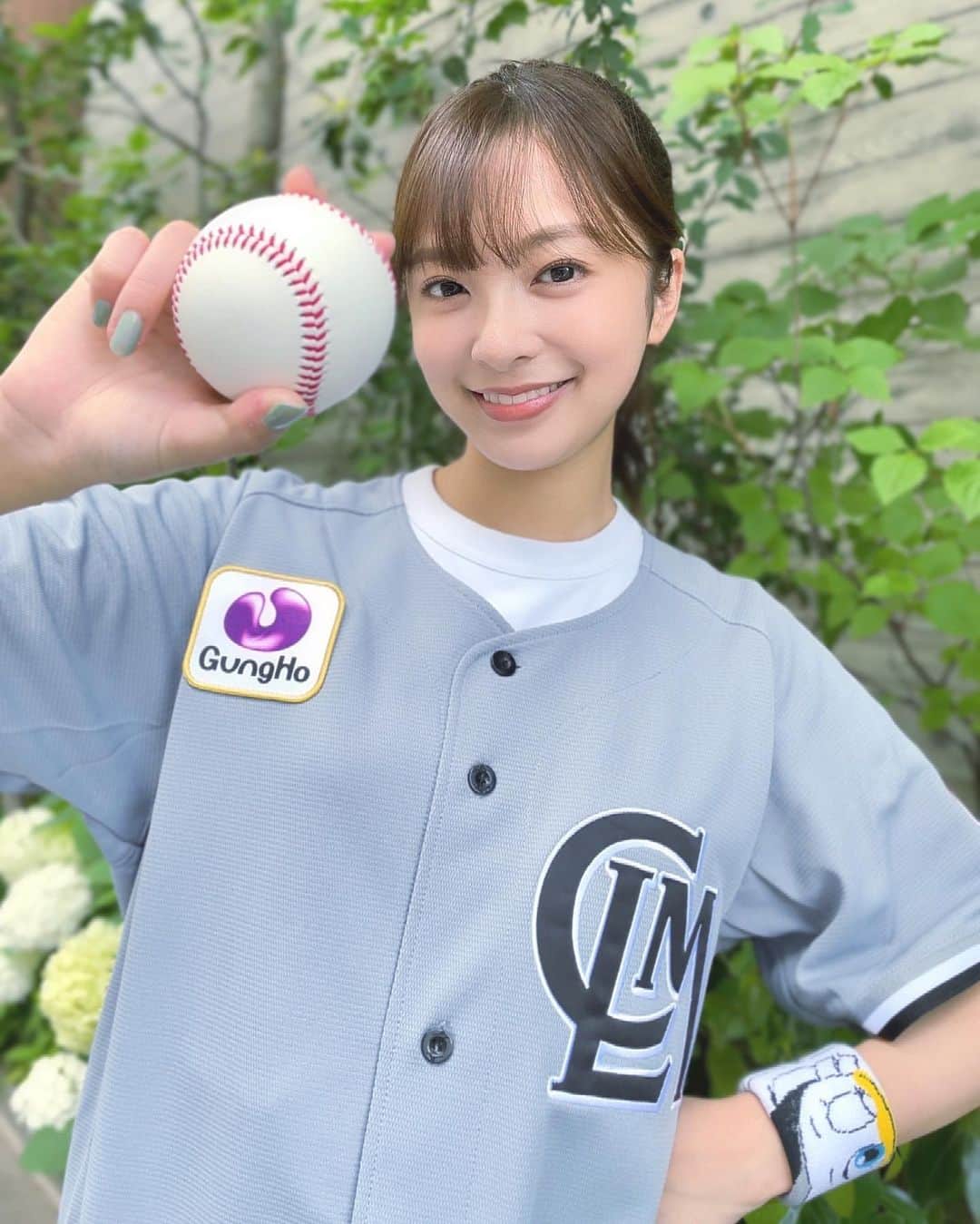 菊池柚花のインスタグラム：「. . . 嬉しいお知らせをやっとお伝えできる日がきました☺️⚾️  7月2日(日) 14時試合開始  千葉ロッテマリーンズ vs 東北楽天ゴールデンイーグルス ZOZOマリンスタジアムにて、 始球式を務めさせていただきます!!  このような機会をいただき、関係者の皆様には感謝の気持ちでいっぱいです。  黒木知宏一軍投手コーチ、澤村拓一投手、前監督である井口資仁さんとは「ワースポ×MLB」でご一緒させていただいているご縁もあり、千葉ロッテマリーンズは個人的に思い入れがあり応援させていただいている球団です。  「念願のNPBでの始球式は、ZOZOマリンスタジアムでやりたい」そう目標にしてきたので、お話をいただいたときは驚きで声が出ないほど嬉しかったです。  選手の皆さんが日々プレーするフィールドに立たたせていただけるだけでも身の引き締まる思いですが、マウンドでマリンの風を感じながら “魂の一球” を投げ込ませていただきます。  当日は精一杯務めさせていただきますので、温かな目で見守っていただけると嬉しいです🙇🏻‍♀️」