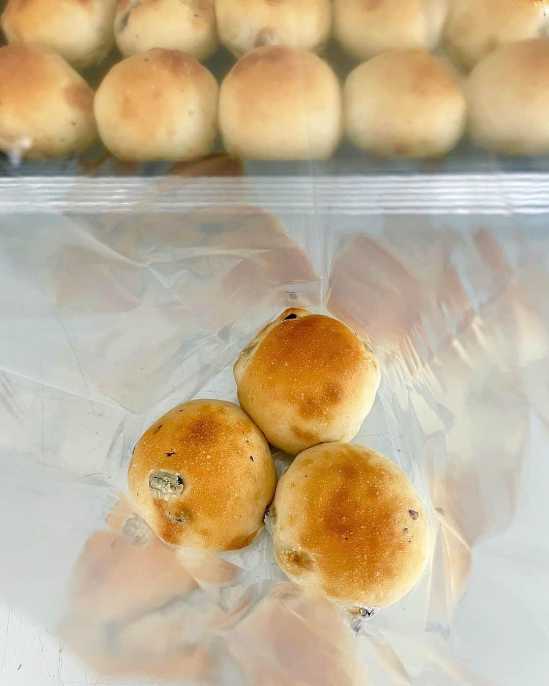 のインスタグラム：「⁡  こんばんは。 只今onlineshopにて次回発送分のパンset、焼き菓子setを販売しています。 ⁡ パンsetは久しぶりの2種類。 プティはチョコがA set、さやきレーズンがB setに入っています。 少しずつmenuが違います。 ゆっくりご検討ください。 ⁡  ⁡→SOLDOUT set Aは完売致しました。 ⁡  uneclefのパンset A 【menu】 ・ユヌカレ〜食パン〜（１斤）×１ ・レーズンとオレンジピール（半斤）×１ ・チョコのプティ（３個入り）×１ ・イングリッシュマフィン（２個入り）×１ ・フォカッチャ オリーブ ×１ ・ケールとデュカのリュスティック ×１ ・枝豆とクミン ×１ ・みょうがとベーコン ×１ ・ローステッドガラムマサラのブリオッシュ ×１ ⁡ ⁡ uneclefのパンset B 【menu】 ・ユヌカレ〜食パン〜（１斤）×１ ・レモンとセージ（半斤）×１ ・さやきレーズンのプティ（３個入り）×１ ・イングリッシュマフィン（２個入り）×１ ・フォカッチャ ドライトマト ×１ ・ケールとデュカのリュスティック ×１ ・そら豆とクリームチーズ ×１ ・ししとうとベーコンのエピ ×１ ・抹茶とホワイトチョコとクランベリー ×１ ⁡ ⁡ ⁡ onlineshopは、instagram TOPのリンクから お越しいただけます。 どうぞ、よろしくお願い致します。  @uneclef ⁡」