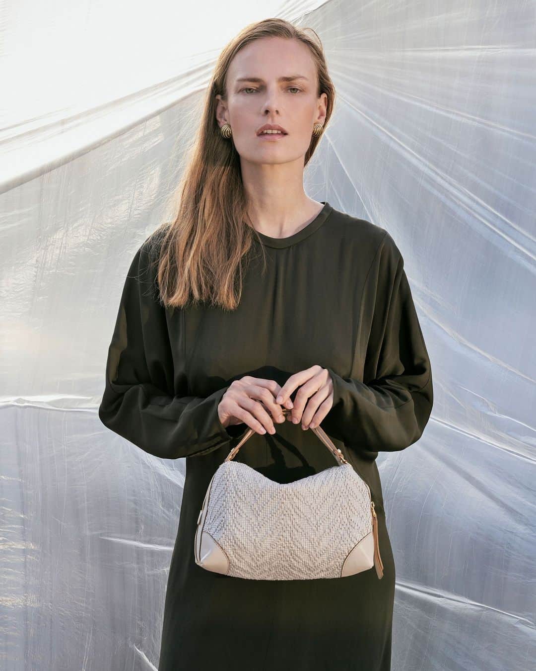 ジャンニキアリーニのインスタグラム：「Iconic, cozy and multifunctional: Alifa SS23 adds a woven straw body and contrasting leather profiles to its shape.  #giannichiarini #gc #ジャンニキアリーニ#SS23」