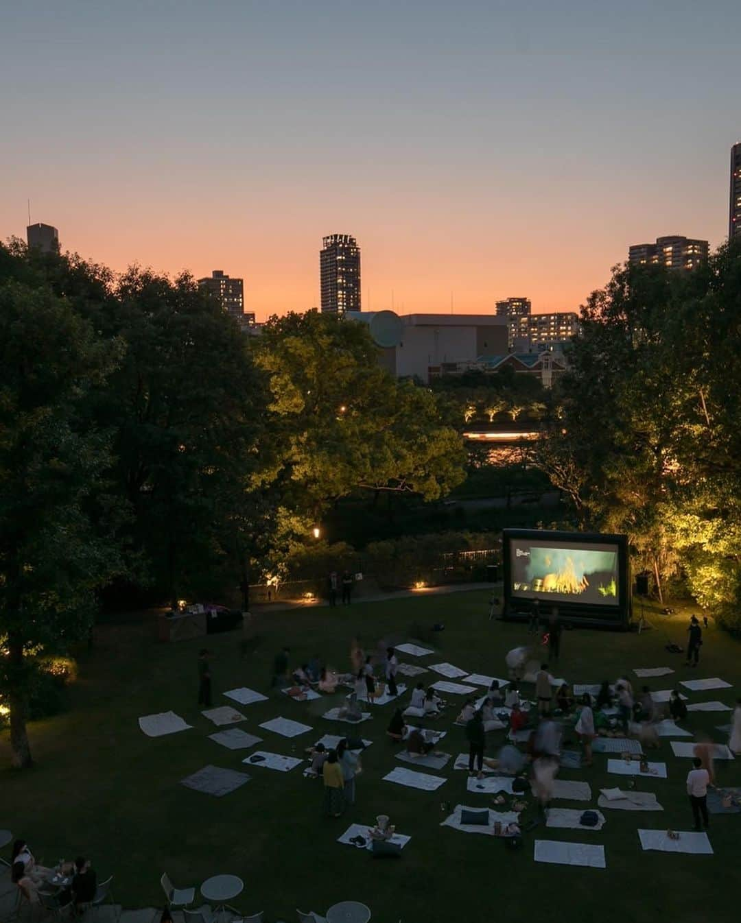 TGOO Officialのインスタグラム：「⁡ ⁡ THE GARDEN CINEMA 2023 ⁡ 心地よい夏の夜 涼やかな風が吹き 広がる芝生の自然の中で お酒を飲みながら 映画鑑賞をお愉しみいただけるよう 今年もガーネンシネマを開催いたします ⁡ カップルで ご夫婦で 友達同士で そして 映画好きな方にとっても嬉しい内容をご用意いたしました ⁡ THE GARDEN ORIENTAL OSAKAの 夏の風物詩を是非お楽しみください ⁡ ◾︎ご予約はプロフィールURL▷トピックスより ⁡ @thegardenorientalosaka #TGOO #thegardenorientalosaka #ザガーデンオリエンタル大阪 #おもてなしが好きだから #PDSのある人生」