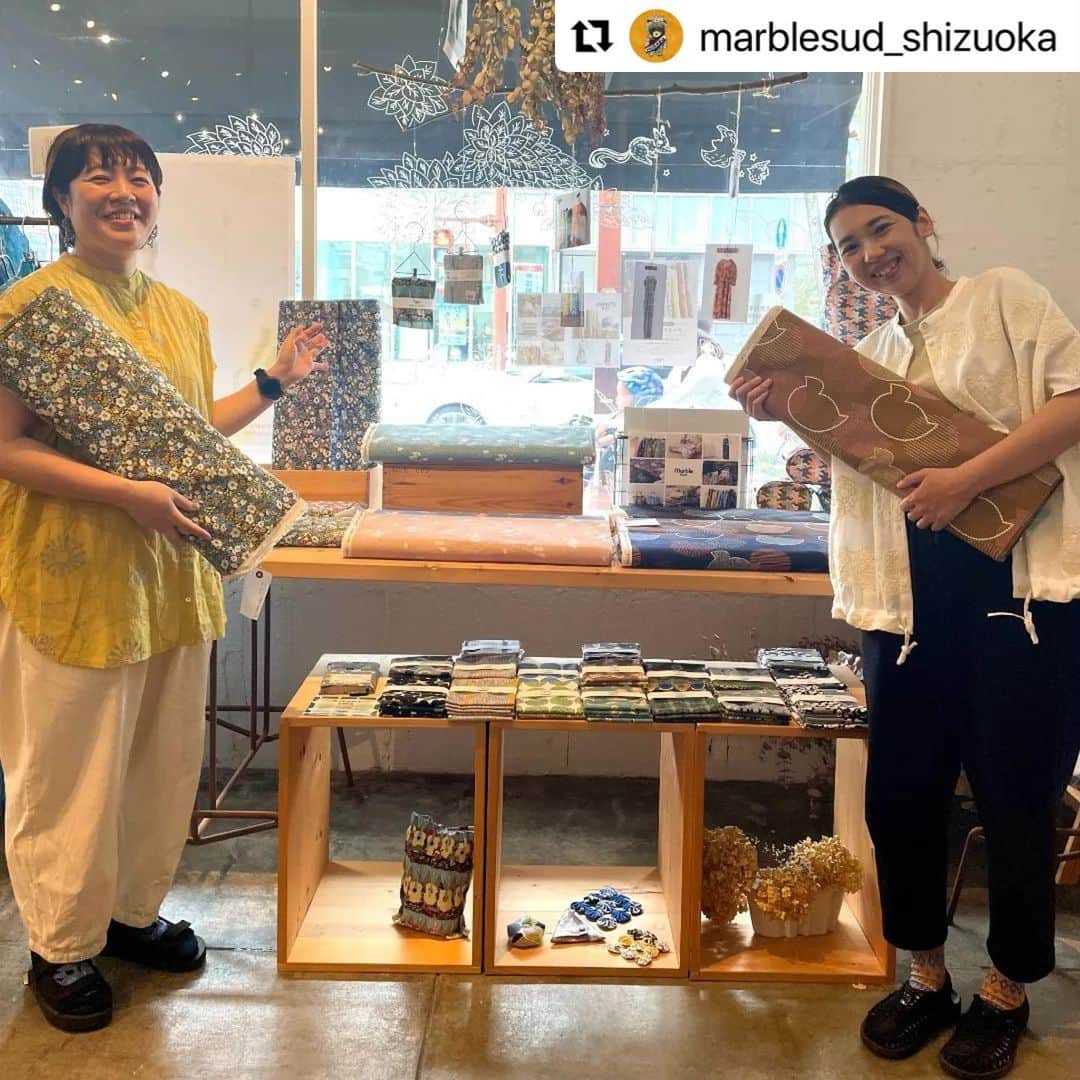 marbleSUD(マーブルシュッド) のインスタグラム：「#Repost @marblesud_shizuoka  ・・・ 🚩本日スタート！！  期間限定ファブリック販売会開催🎉  ファブリックメーカー『KOKKA(コッカ)』さんとのコラボファブリックの新作3柄をご用意✨  Flower bichon(フラワービション) raicho(ライチョウ) blizzard(ブリザード)  30cm以上10cm単位でのお好きな長さでカット可能です✂️  ワンピースやブラウス、バッグなど色んなものが作りやすい柔らかい生地感となっております(綿85%麻15%)  ファブリックをお求めの方にはレシピもお渡しします✨是非遊びに来てくださいね～🖐️  -------------------- 🪡ファブリック販売会@静岡店🧵 期間:2023年6月21日(水)〜7月2日(日) -------------------- マーブルシュッド静岡店 OPEN 11:30〜19:30  🚩お休みなく営業いたします TEL:054-245-9566」