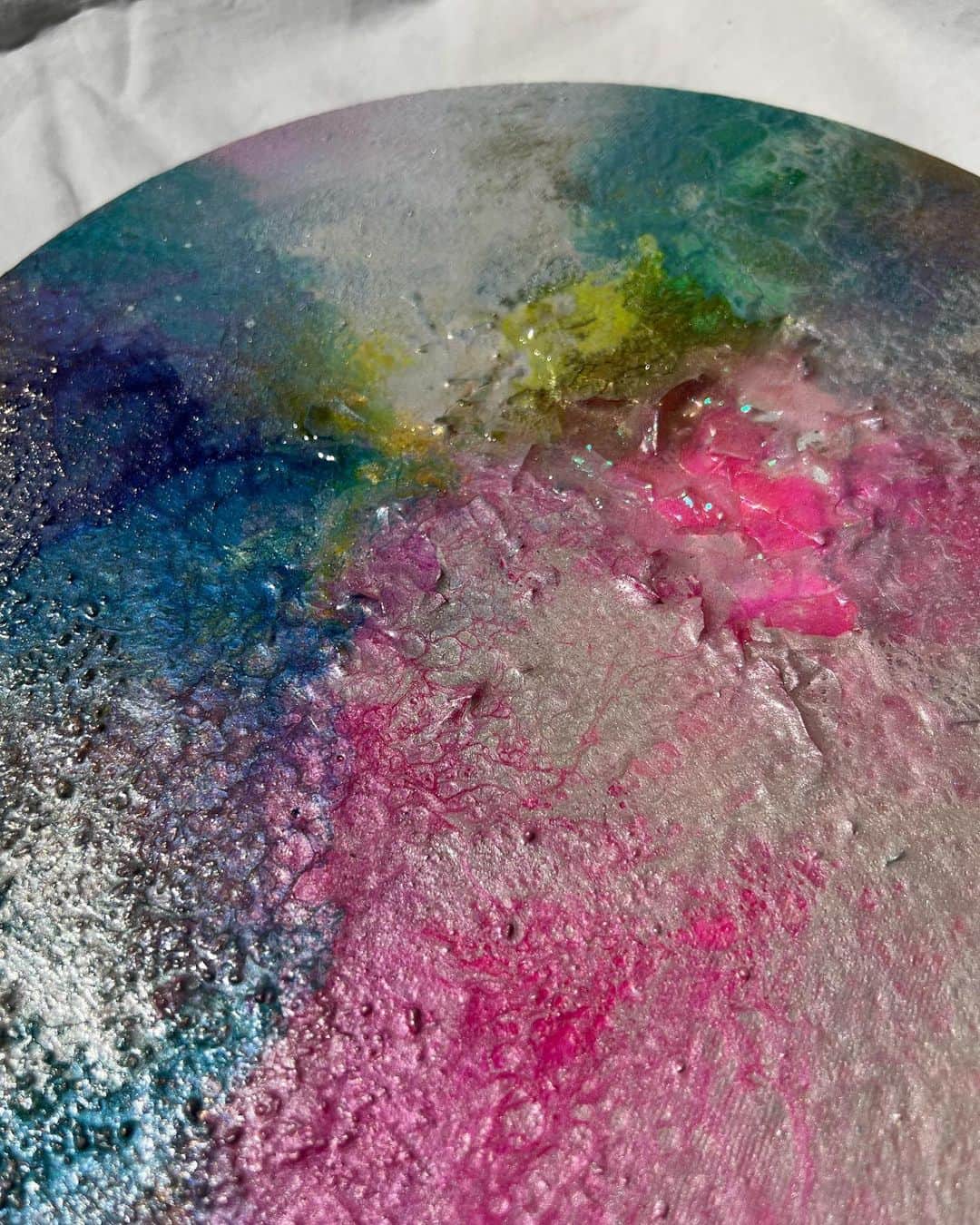 のインスタグラム：「order art🎨✨  私が住んで居そうな惑星を描いてください🪐♡というとってもワクワクするオーダーを頂きました🎨🫶🏽🫶🏽  ありがとうございます☺️  #maaa_art #beach #アクリル画  #マーブリング #抽象画#絵画#アクリル#惑星#サーフボードアート  #南国」