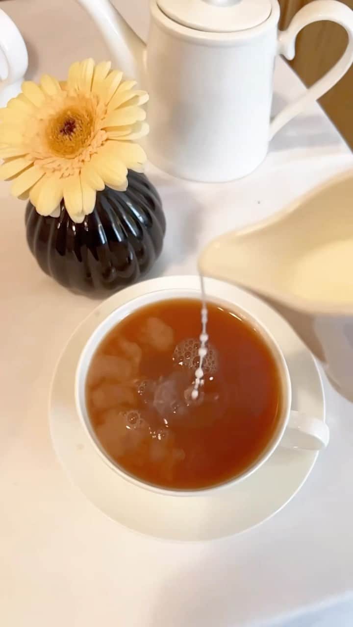 JO BAKERのインスタグラム：「ITS ALWAYS TIME FOR TEA…. and no where does it better ‼️ ….so so good to be back in my beloved London 🇬🇧❤️‼️」