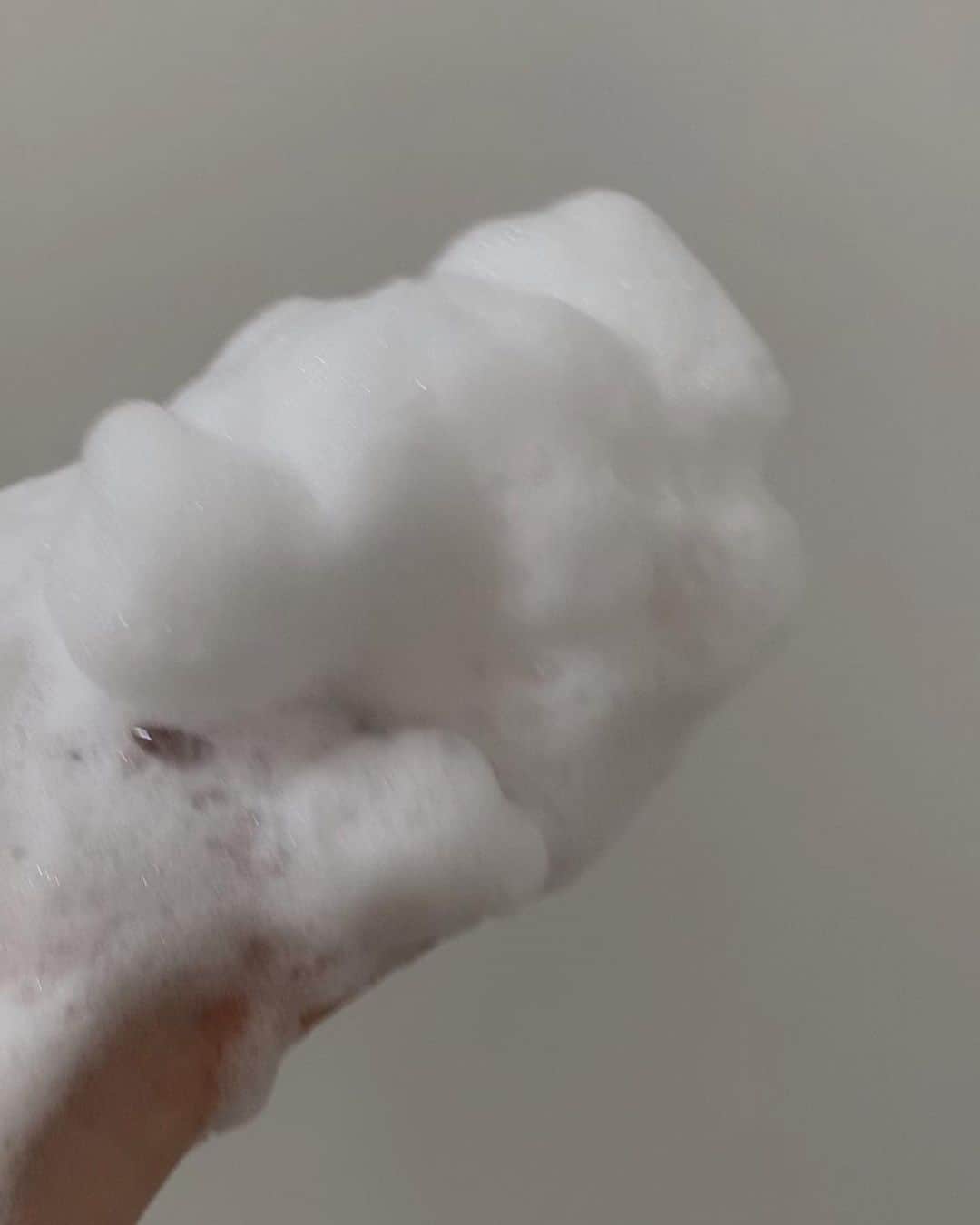のインスタグラム：「| bubble☁️ 朝の洗顔はこれ🧴 もこもこ泡が気持ちよくて 洗い上がりがしっとり 下の子も隣にきてほっぺにつけたがる😶‍🌫️🤍 (今日も両ほっぺにちょんちょんってつけてた) 低刺激で敏感肌でもデイリーに使える◎  #mulclear#pr#韓国コスメ」