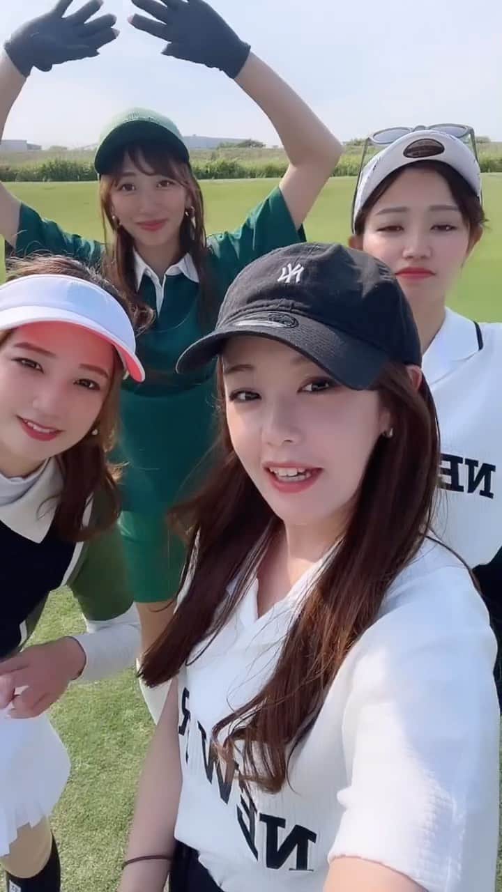 SARAKIMISAKIのインスタグラム：「いつかのゴルフ⛳️ みんなでいるとただただ一生笑ってる🤣✨  いつもありがとう🫶🏻  . . . . . . #ゴルフ #ゴルフ女子 #ゴルフウェア #ゴルフコーデ #ゴルフ女子コーデ #ゴルフ場  #ゴルフ好きな人と繋がりたい #ゴルフ好き #golf #golfwear #golfswing #golfwear #golffashion #golfstagram #골프 #골프스타그램 #골프장 #라운드 #골프스윙  #高尔夫球 #高尔夫 #กอล์ฟ」