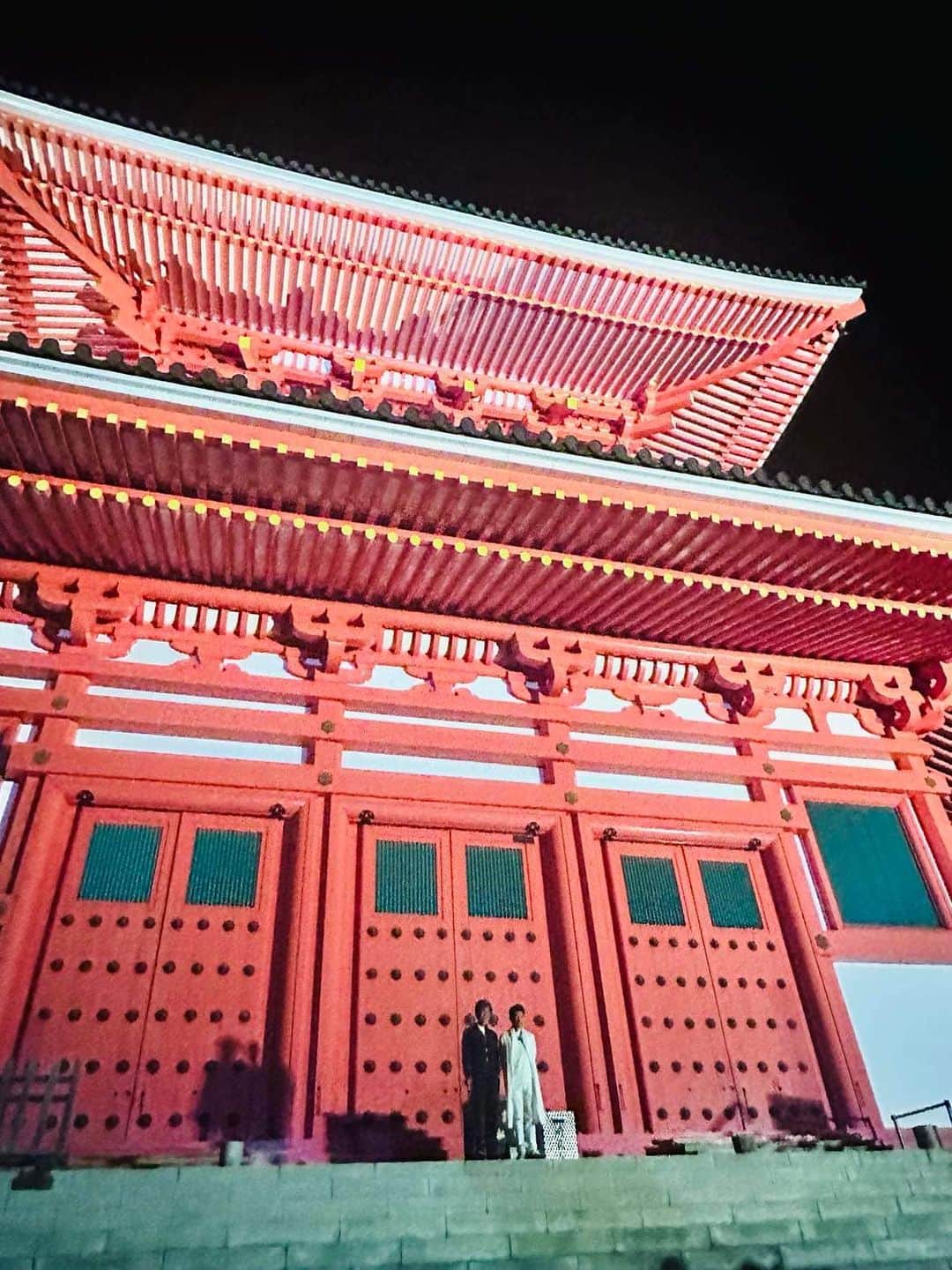 橋本昌彦のインスタグラム：「弘法大師空海御誕生1250年前夜祭 高野山大学黎明館で行われました LIFEいのち上映＆歌唱＆ご奉納式典に  九州大学SDGsデザインユニット長　井上教授もご家族でお越しいただきました。 先生との出会いは私の歌に共鳴してくださったことがきっかけで 九州糸島の海辺で開催した聖地巡礼にご参加いただいたことが始まりでした。  井上先生とはこれからの時代を生きる感性を育むために地球MIRAI学校を開校しプログラムを一緒に作ったり、先日も新潟放送SDGsイベントでもご一緒して頂いたり、大切なことを伝えながら感性をどんどん開いていく面白いことを企画実施しています  井上先生との取り組みはこちら https://youtu.be/LvOYmJ7HgsM  翌日、外国人の方が声をかけてきてくれました  「昨晩あなたの映像と歌を聴きました。本当に驚きました。お会いできて光栄です」と握手を求められました。  こうして国境をこえてつながっていく愛の輪を大切に広げていきたいですし このようなご縁が結ばれていく高野山での取り組みは　国をこえ　あらゆる価値観を超え　 いのちの根幹で共鳴し繋がりあっていくことの 大切さを改めて再確認できます」