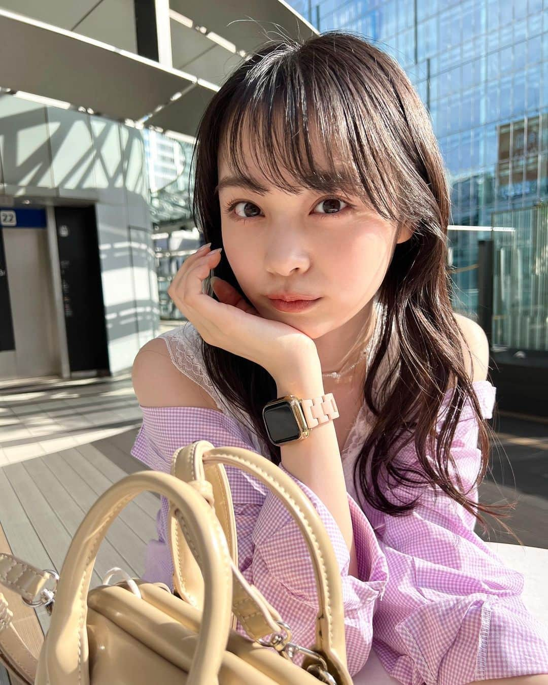 林芽亜里のインスタグラム：「🎀 ⁡ にこにこ多めな10連発🤍 最後はジャンプなんかしちゃって🤭 ⁡ ⁡ 夏に向けて肌見せコーデが多くなりそう🫶 キャミワンピに帽子とか、、 おへそ出しデニムコーデとか、、🌞 ⁡ ⁡ 夏をとことん楽しむ！←まだちょっと早い？笑 ⁡ ⁡ ⁡ #林芽亜里  #TreatUrself」