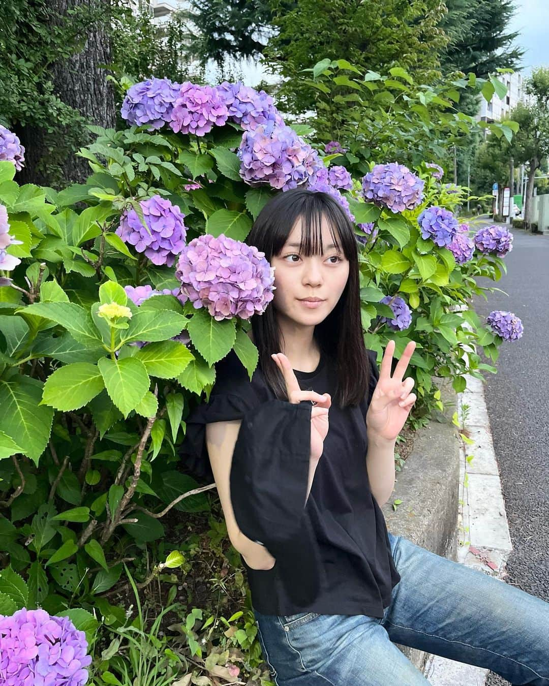 深尾あむさんのインスタグラム写真 - (深尾あむInstagram)「私「うわー紫陽花綺麗」 友達「え？紫陽花のアクセントちがくない？」 という会話になって紫陽花を平板で言うか、アにアクセントをつけるか、ジにアクセントをつけるかで討論が始まりました笑。 みんなはどうやって言う？ ちなみに私は平板読み🤚🏻」6月21日 19時21分 - amufukaofficial