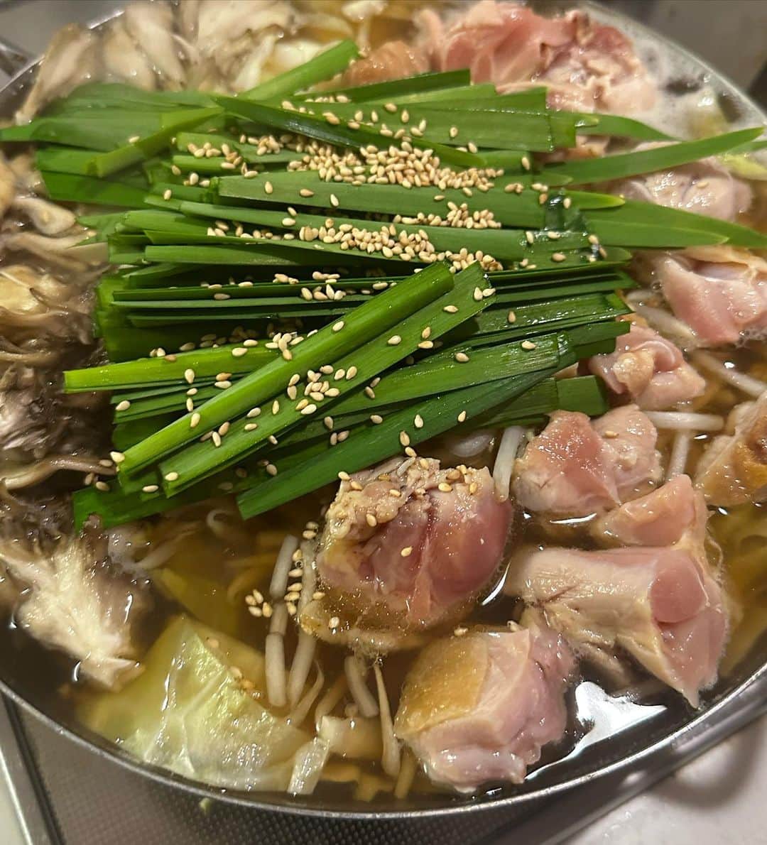 ハチミツ二郎さんのインスタグラム写真 - (ハチミツ二郎Instagram)「今日のじろちゃんこは鶏鍋。 鶏肉は皮を焼いてから入れるのがポイント。 鶏ガラ使わなくても手羽先で出汁は取れます。 メチャクチャ美味い。  #ちゃんこ鍋  #鶏鍋 #じろちゃんこ」6月21日 19時26分 - jirohachimitsu