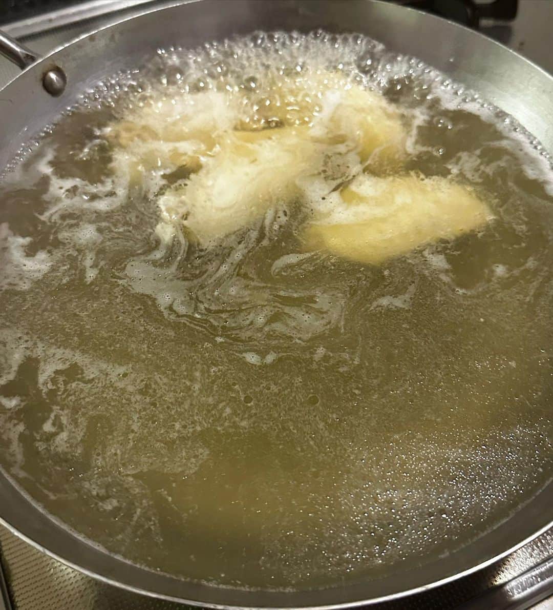ハチミツ二郎さんのインスタグラム写真 - (ハチミツ二郎Instagram)「今日のじろちゃんこは鶏鍋。 鶏肉は皮を焼いてから入れるのがポイント。 鶏ガラ使わなくても手羽先で出汁は取れます。 メチャクチャ美味い。  #ちゃんこ鍋  #鶏鍋 #じろちゃんこ」6月21日 19時26分 - jirohachimitsu