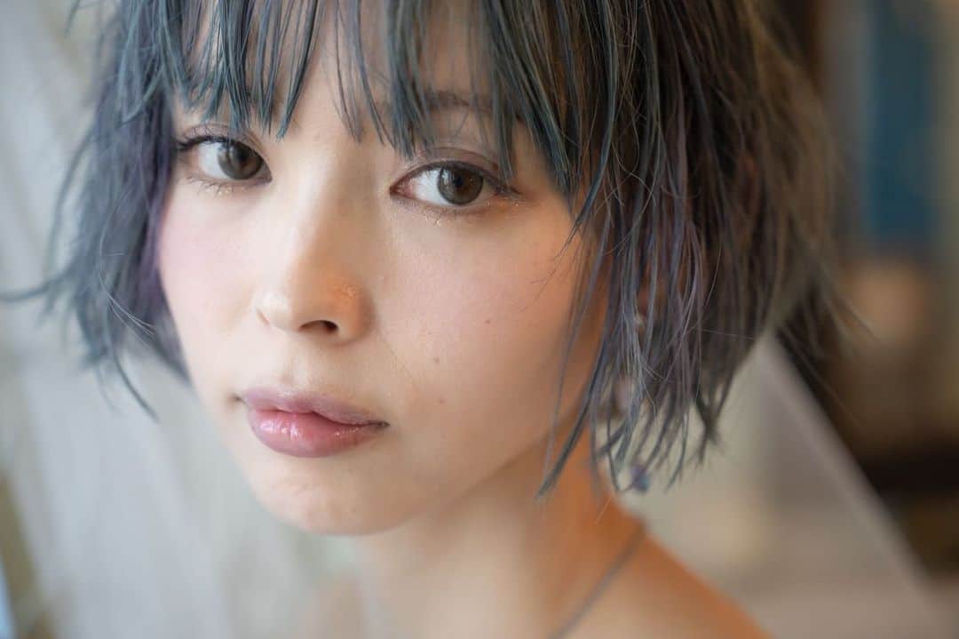最上もがのインスタグラム：「最近、"老い"が怖い。 エッセイ本には書いていたけど どの時期も自分の外見については悩んできて こういう仕事をしていると、容姿についてはずっと容赦なく 色々言われてきて、 自分の嫌いなところや、コンプレックスを指摘されると 「わかる、私もそう思ってる知ってるよ」と凹んでしまう。  34歳になって多分今までで一番気になってる。 アニメや漫画の世界では、老いることもなく 不老長寿なんてものもあって、それが羨ましくなるけど 私が生きてる世界は全員平等に必ず老いるわけで いつか"おばあちゃん"になるのだなあと頻繁に考えるようになった。 その頃には、周りの目なんて気にせず ほのぼの暮らしているかもしれないけれど。笑 そこまで振り切れるまでは悩み続けるのかなあなんて思う。  昔は笑った時にこのシワできなかったなあ、とか 触ってみた肌の感覚も全然違うし 鍛えても筋肉がつきにくくなった。 (元々つきやすいタイプではない)  産後は今までと全く違うお腹のお肉が ドーナツ状についてて(すっごいぷにぷに) 「え、これ落ちるん…？」て焦って 結構ハードめに鍛えてたけど、ほんっとに大変で笑  ある程度は抗いたいって思っているし かわいい、とか綺麗って自分に対して 少しでも思いたいし思われたいけど いつか自分のシワも愛せるようになりたいものです。  みんな私の好きなところある？  オオさんの写真 写真集につかってないやつ沢山あったから載せてるよ。 レタッチしてないやつ。  昔から知ってる人は知ってるだろうけど 私の中の"闇"の部分 全くなくなってなくて そういう部分が一つもない人とは 分かり合えないな、て痛感する」