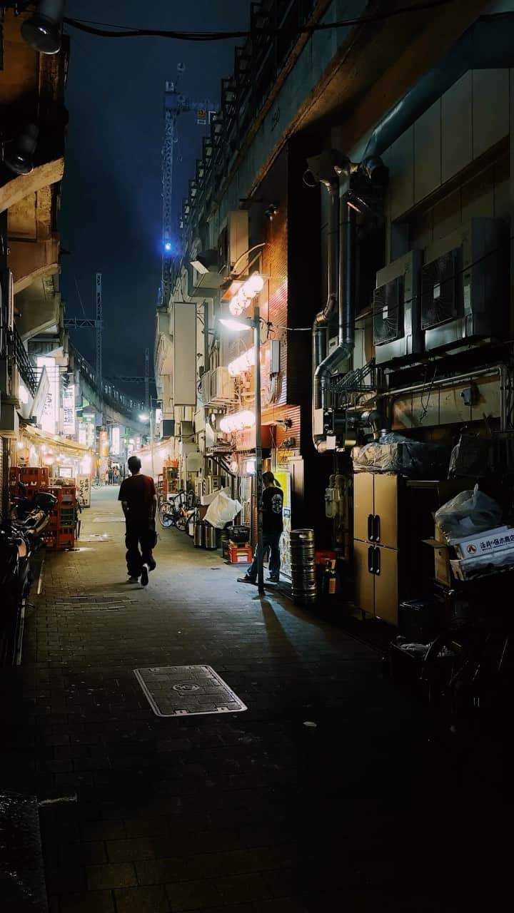 Kaiのインスタグラム：「Going home on the last train  - The lights of izakayas along the train overpass were beautiful and I waited until the train comes.   #tokyo #japan #tokyonight」