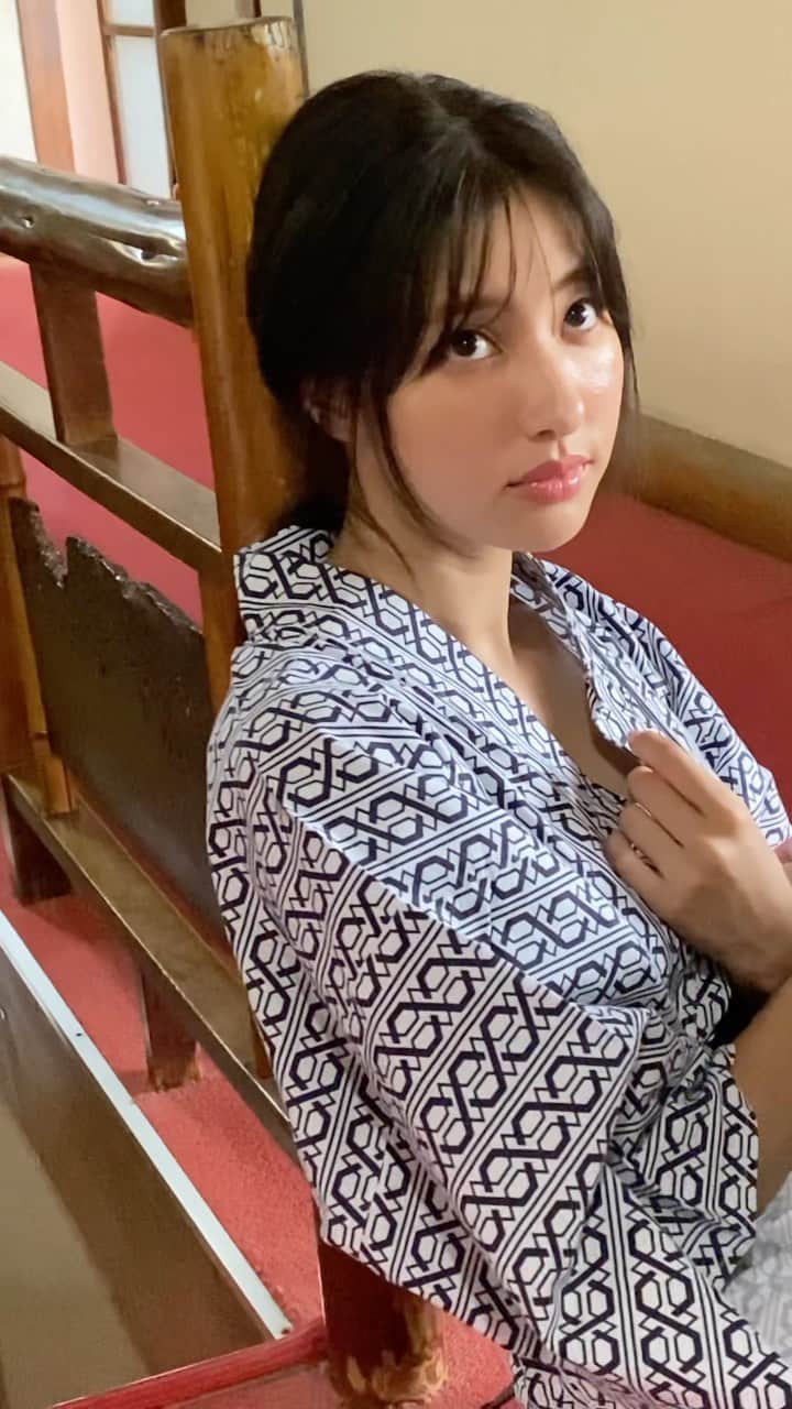 愛甲千笑美のインスタグラム：「早くみんなにお知らせしたい報告があるんですよ〜〜 #そのときのオフショット #お風呂上がりなのですっぴんですね」