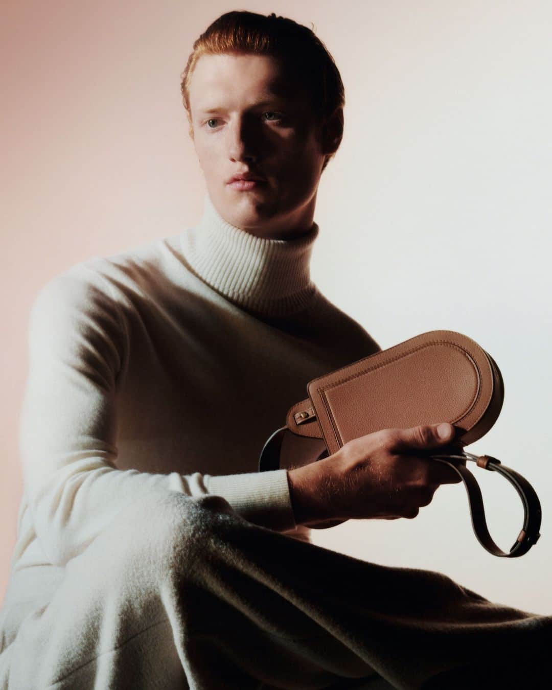 デルボーのインスタグラム：「Introducing the Pin City - a study in agility.  ⁣ #Delvaux⁣」