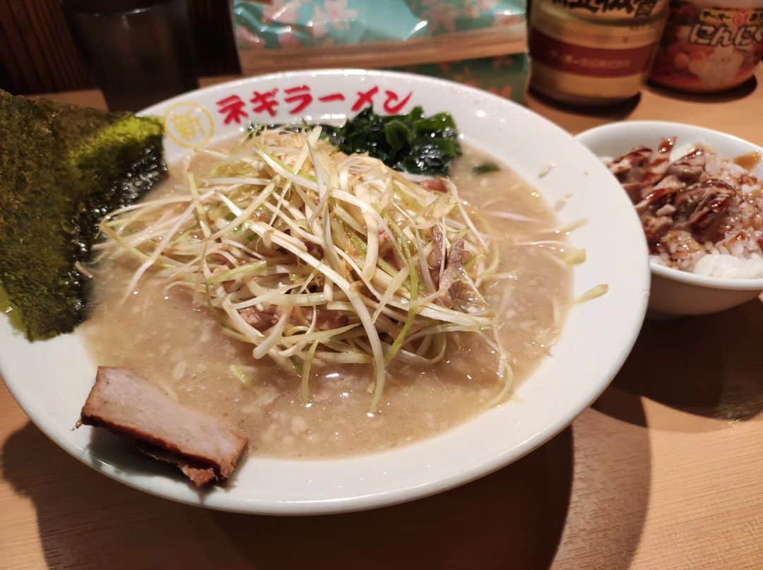 つけMen野郎のインスタグラム：「ネギラーメンセット ○新ネギラーメン 新橋店 ちょうど良い隙間時間ディナー。新橋のネギラーメン。2年前の最上川が懐かしい。ショップ系と言っていいのだろうか。ネギは見事にそれ系でうまいな。スープは味はやや強めで程よいしょっぱさ。セットのチャ飯はセット価格70円はありがたい。やや甘めの味付けでラーメンとの対比が良かった。」
