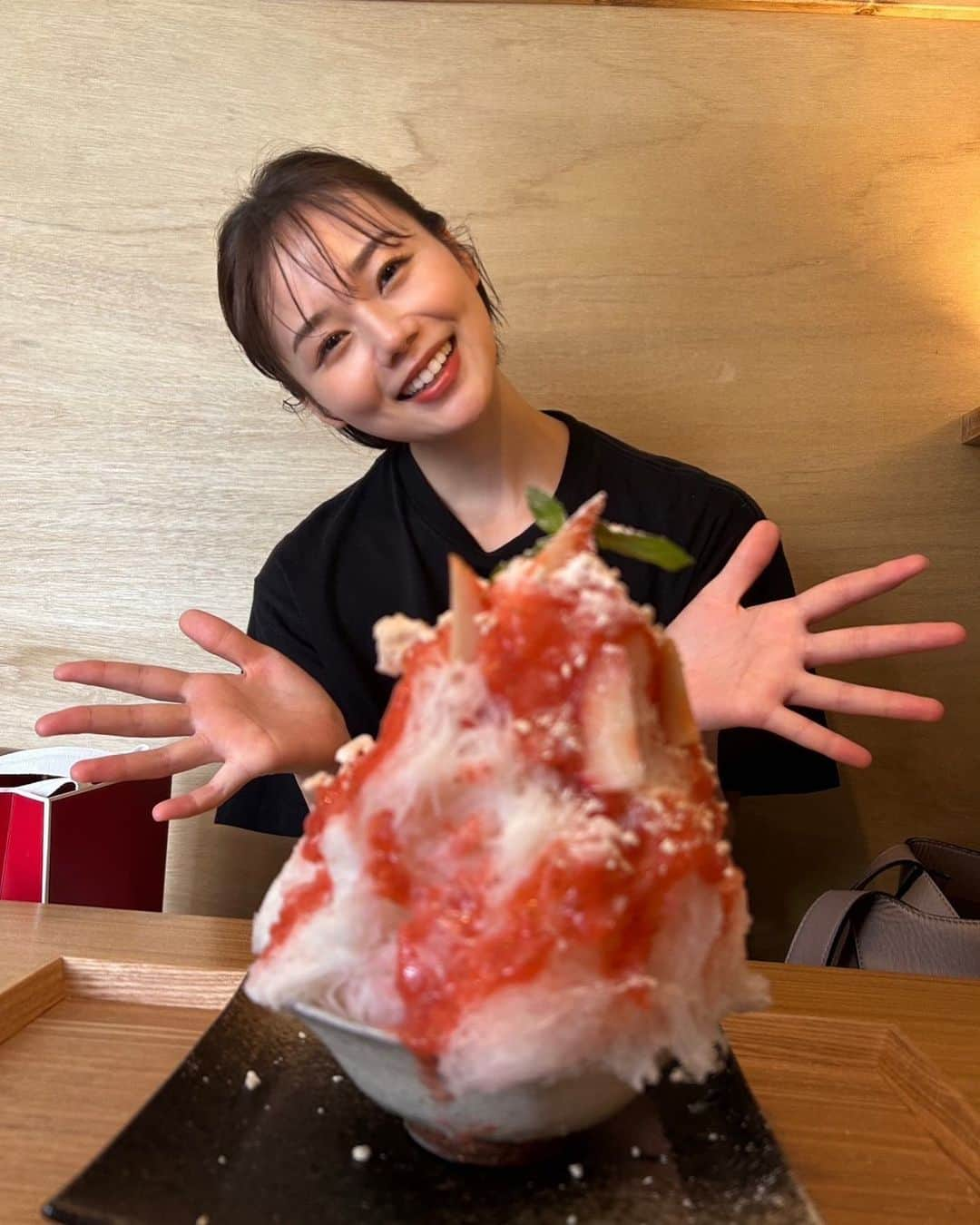 長野じゅりあさんのインスタグラム写真 - (長野じゅりあInstagram)「・ ・ かき氷だーいすき🍧 だけどこの写真は私の顔にピントが、合っておりますw ・ ・ さっぱりではなく、チーズとかもったり系のかき氷が好きです🩵 ・ ・ #かき氷　#カキゴーラー　#イチゴ　#夏といえば」6月21日 19時30分 - juria_210