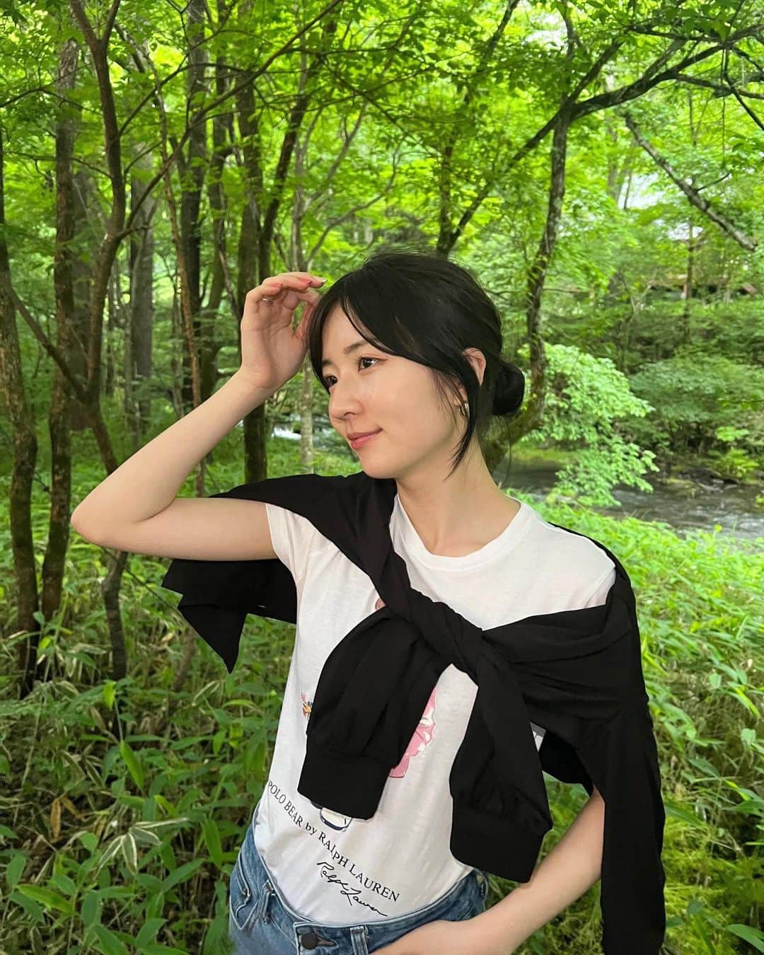 雨宮凜々子のインスタグラム：「弾丸軽井沢🚗 自然に囲まれるのが結局1番好き🍃  👚#ralphlauren  👖#gu  👟#y3   #軽井沢 #軽井沢カフェ #ootd #fashion #ドライブコーデ」