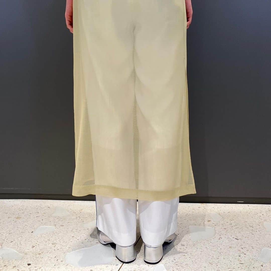 BEAMS JAPANさんのインスタグラム写真 - (BEAMS JAPANInstagram)「. 【WOMENS STAFF STYLING】 パンツにスカートをレイヤードし、グリーンを基調とした爽やかなスタイリングに仕上げました。＜AURALEE＞のシアースカートは、繊細ながらシワに強い素材もポイントです。 Staff 164cm  ＜AURALEE＞ WOOL RECYCLE POLYESTER LENO SHEER SKIRT ¥33,000-(inc.tax) Item No. 13-27-0033  < Graphpaper > Viscose Cupro Side Stripe Pants ¥38,500-(inc.tax) Item No.61-23-0333  BEAMS JAPAN 3F ☎︎03-5368-7317 @beams_japan #auralee #graphpaper #beams #beamsboy #raybeams #beamsjapan #beamsjapan3rd #beamsjapanwomens #beamsstaffstyling Instagram for Womens staff stylings Blog for Recommended」6月21日 19時43分 - beams_japan