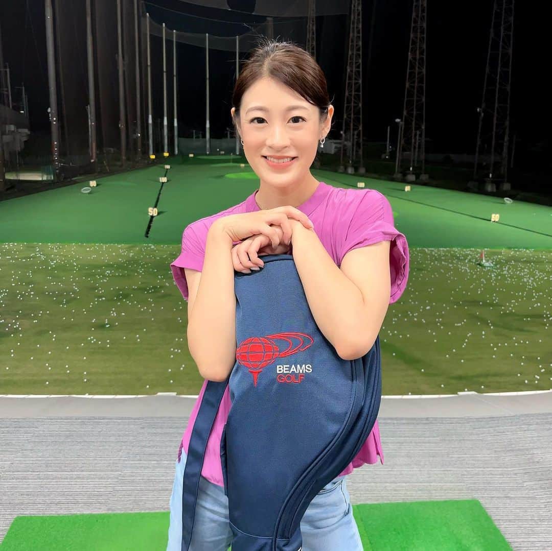 のインスタグラム：「趣味であるゴルフの打ちっぱなしに 仕事終わりにいってきました⛳️  久しぶりに行ったので アイアンがボロボロでした😢  でも夢中になって打ち進め、気づいたら280球に！ 手のひらにまめができていました🥺 まめってどうしたら早く治りますか？😢笑  ゴルフって難しいけど、 本当に楽しい！！！🌼🌼🌼 練習すればするほどうまくなって なによりボールが真っ直ぐ飛んだ時の感覚が 嬉しいんですよね☺️🍀✨  また近くラウンドしに行こうと思います🎈🌈  写真は、ゴルフ仲間の吉岡麗アナウンサーが 撮ってくれました📸ありがとう☺️💓 一緒に撮ればよかった、、、🥺   #ゴルフ  #ゴルフ女子  #golf  #打ちっぱなし  #練習  #ゴルフ練習  #仕事終わり  #ストレス発散  #趣味  #筋肉痛  #まめできた  #痛い  #ゴルフ練習場  #長野市  #nagano  #ゴルフシーズン  #長野放送  #アナウンサー  #小宮山瑞季」