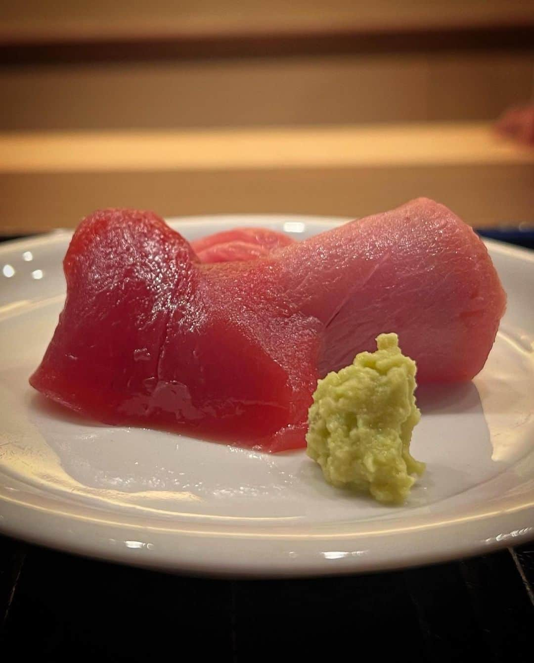 宮崎まこさんのインスタグラム写真 - (宮崎まこInstagram)「鎌倉　北じま🪻日本料理  遂に行けた！北嶋さんのお料理を頂きたくて。 紫陽花に囲まれたお庭のその先、茅の輪をくぐり  先付け蘇民将来子孫也🪄おまじない🪄 鎌倉の食材をふんだんに使用した朝どれ鰹、本鮪神経締め 等など… おかき揚げさっくさく❤️‍🔥  お人柄にっこにこー！  #鎌倉北じま #北じま #日本料理 #鎌倉 #kamakura #鎌倉グルメ #鎌倉ディナー #予約困難店 #sake #日本美食 #美食 #鎌倉美食 #茅の輪くぐり #伝統文化 #グルメ好きな人と繋がりたい　#michelinrestaurant #michelin」6月21日 19時35分 - makomiyazaki