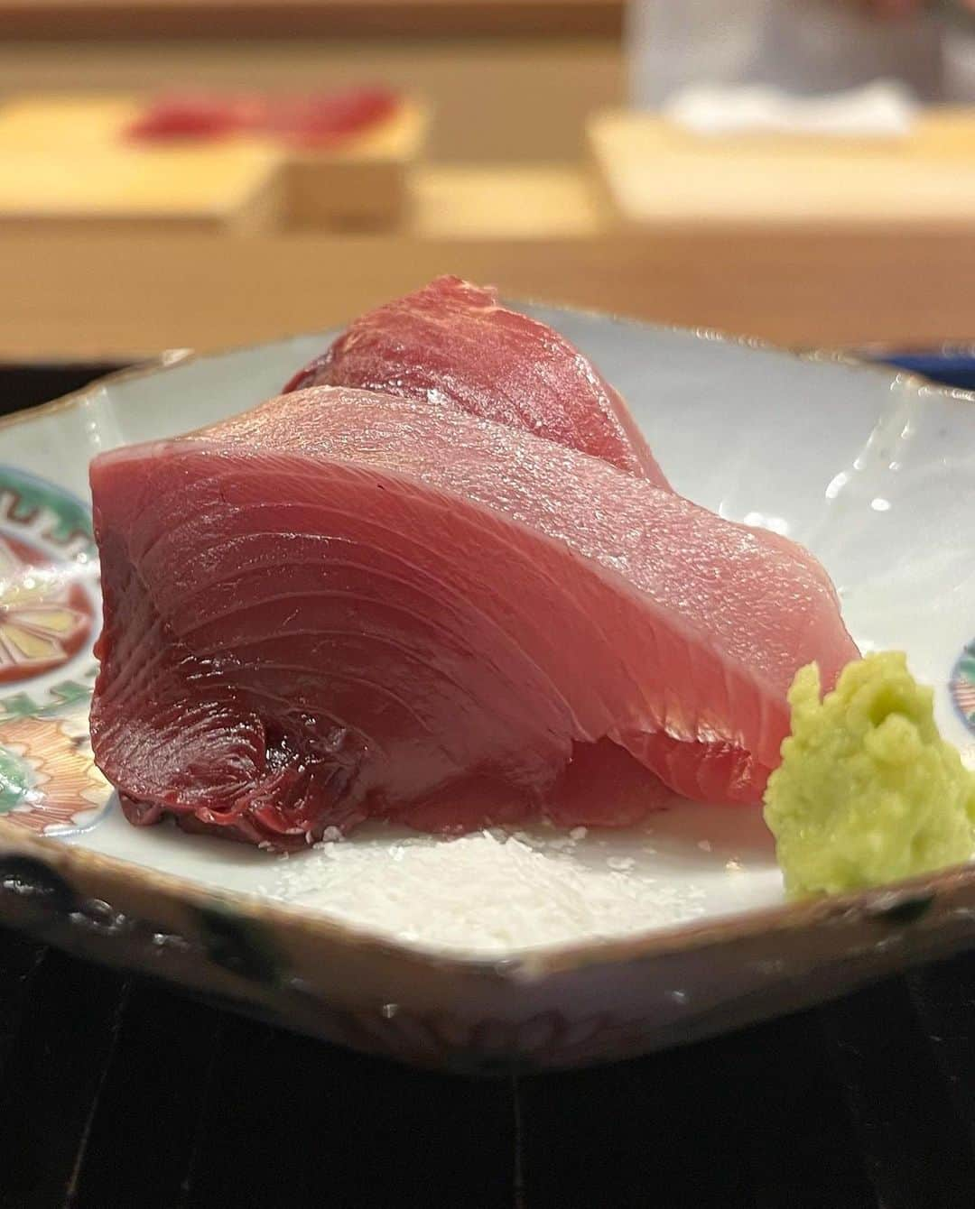 宮崎まこさんのインスタグラム写真 - (宮崎まこInstagram)「鎌倉　北じま🪻日本料理  遂に行けた！北嶋さんのお料理を頂きたくて。 紫陽花に囲まれたお庭のその先、茅の輪をくぐり  先付け蘇民将来子孫也🪄おまじない🪄 鎌倉の食材をふんだんに使用した朝どれ鰹、本鮪神経締め 等など… おかき揚げさっくさく❤️‍🔥  お人柄にっこにこー！  #鎌倉北じま #北じま #日本料理 #鎌倉 #kamakura #鎌倉グルメ #鎌倉ディナー #予約困難店 #sake #日本美食 #美食 #鎌倉美食 #茅の輪くぐり #伝統文化 #グルメ好きな人と繋がりたい　#michelinrestaurant #michelin」6月21日 19時35分 - makomiyazaki