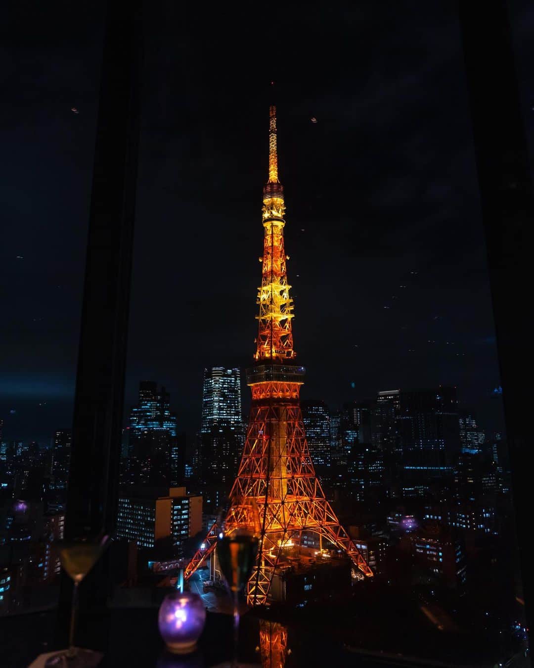 のインスタグラム：「ホテル最上階の「スカイラウンジ ステラガーデン」からお楽しみいただけるTOKYOの夜景。 煌めく東京タワーを間近に臨む特等席で素敵な夜を。   Enjoy the mesmerising night views of Tokyo from the elegant Stellar Garden Sky Lounge up on the top floor of the hotel. Indulge in a wholly glamorous evening and admire the beauty of the iconic Tokyo Tower from the best seats in the house.  Share your own images with us by tagging @princeparktowertokyo —————————————————————  #theprinceparktowertokyo #nightview #tokyotower #ThePreferredLife #ザプリンスパークタワー東京 #ホテルバー #東京タワー夜景」
